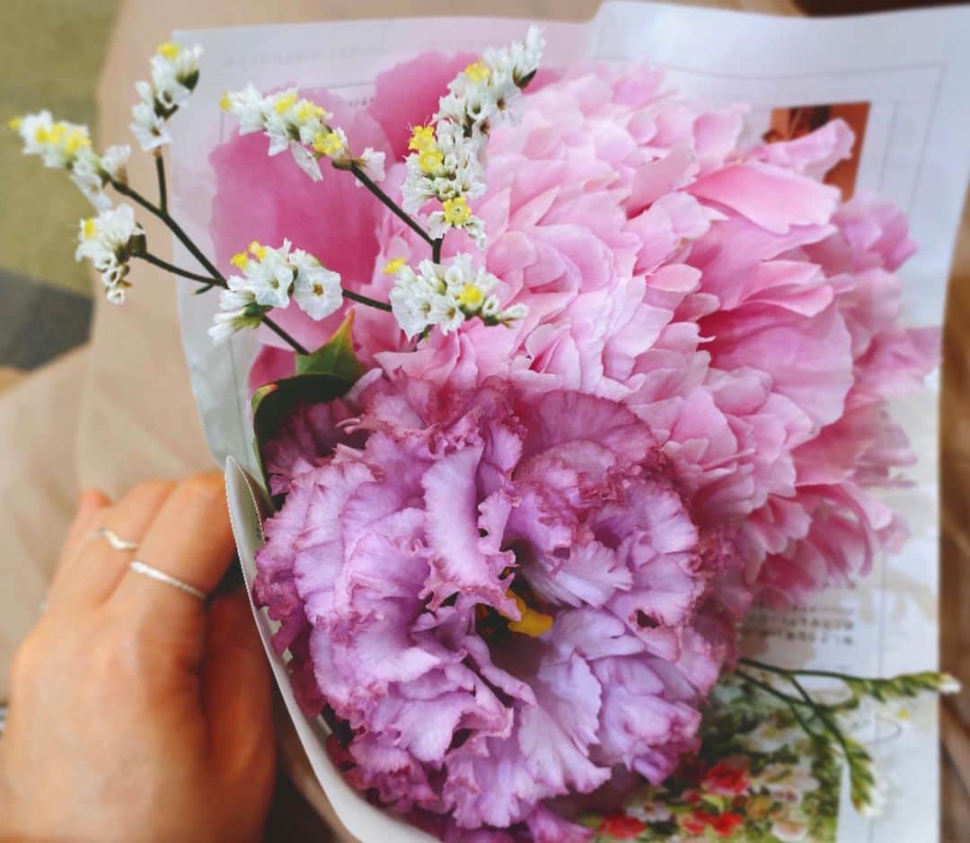 石橋美希さんのインスタグラム写真 - (石橋美希Instagram)「芍薬は5月〜6月が旬。 大ぶりな咲き方は、牡丹の花と似ていますね。  ピンクの芍薬は可憐で優しげ。 花言葉は「はにかみ」。 トルコキキョウの淡い紫とよくお似合いです。  自然のものなのに色合いと形がきれいでみんな違う。 お花っておもしろい。  #花 #初夏 #花のある暮らし #芍薬 #ピオニー #トルコキキョウ #ブーケ #めんこいテレビ #アナウンサー #石橋美希」5月17日 15時11分 - miki_ishibashi_mit