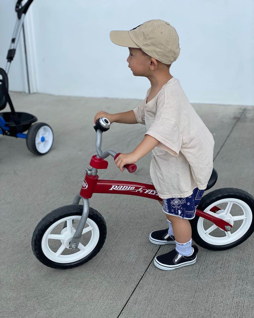 のインスタグラム：「🚲🛴🏊🏽🏖」