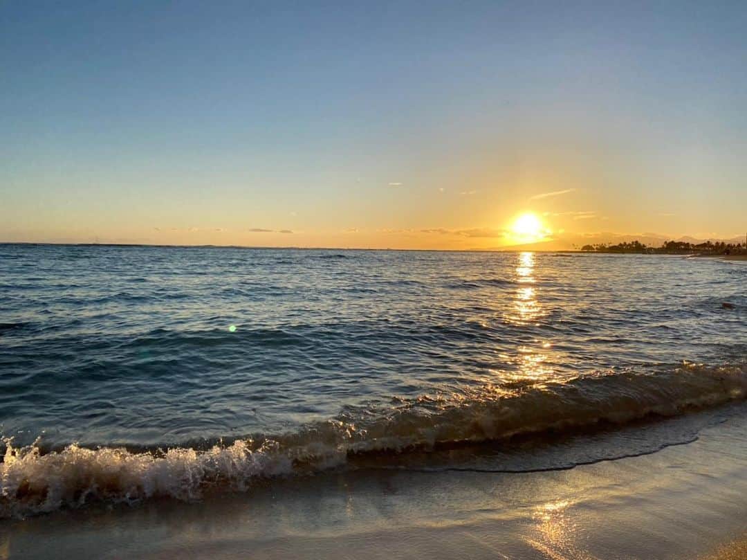 ワイキキ横丁のインスタグラム：「ビーチからのサンセットが直接眺められる日がやってきました！✨ 本日からホノルルでは一部条件付きでビーチが開放されました 久しぶりのビーチは心洗われます☺️ #ハワイ生活 #ハワイ情報 #オアフ島 #ハワイ好きな人と繋がりたい」
