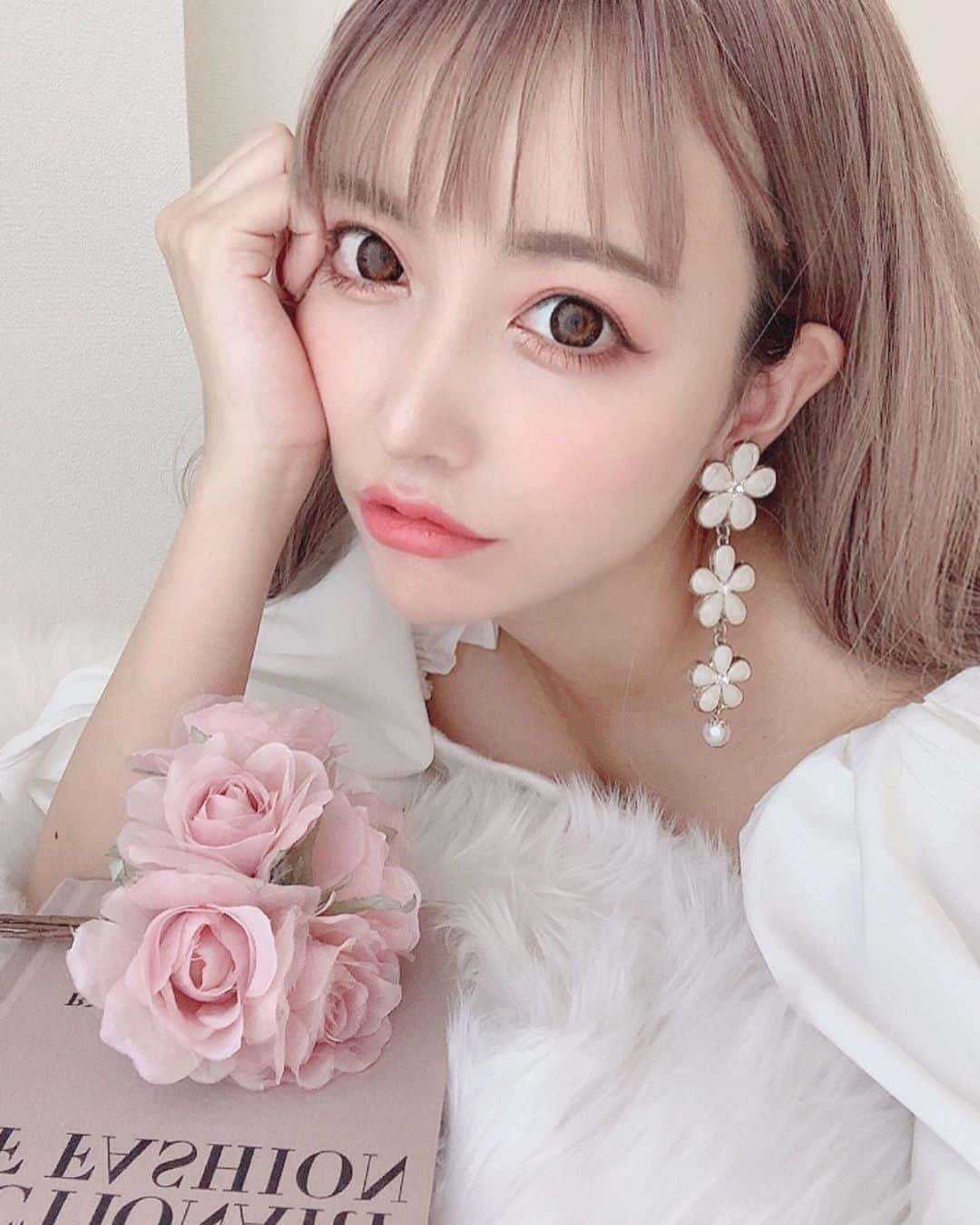 吉川ちえさんのインスタグラム写真 - (吉川ちえInstagram)「🌸🌸🌸🌸🌸 . 暇すぎてどこにも行かないのに化粧した🥺💕 今日もウィッグ🤣笑 化粧してお出かけしたい願望やばい😂❤️ でもでも引き続き自粛しますっ🙈✨ . #selfie #おうち時間」5月17日 15時21分 - yoshikawachie_16