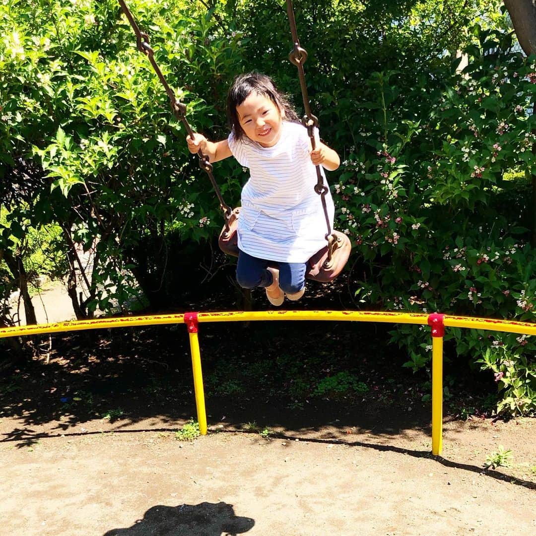 新井美穂さんのインスタグラム写真 - (新井美穂Instagram)「早朝いつもと違うコースで仙川沿いを走っていたら ブランコが使える公園を発見して やったー！娘が絶対喜ぶわーっと思ってよそ見した瞬間つまずいて思いっきりコケちゃって、小学生以来くらいの擦り傷作っちゃったけど せっかく見つけたので、娘を連れてその公園へ☀️ 久しぶりの#大好きなブランコ で遊べて大はしゃぎの娘にこの擦り傷。。。いや、ズリ傷も報われました😌（笑） #娘3歳11ヶ月」5月17日 15時22分 - arai_miho