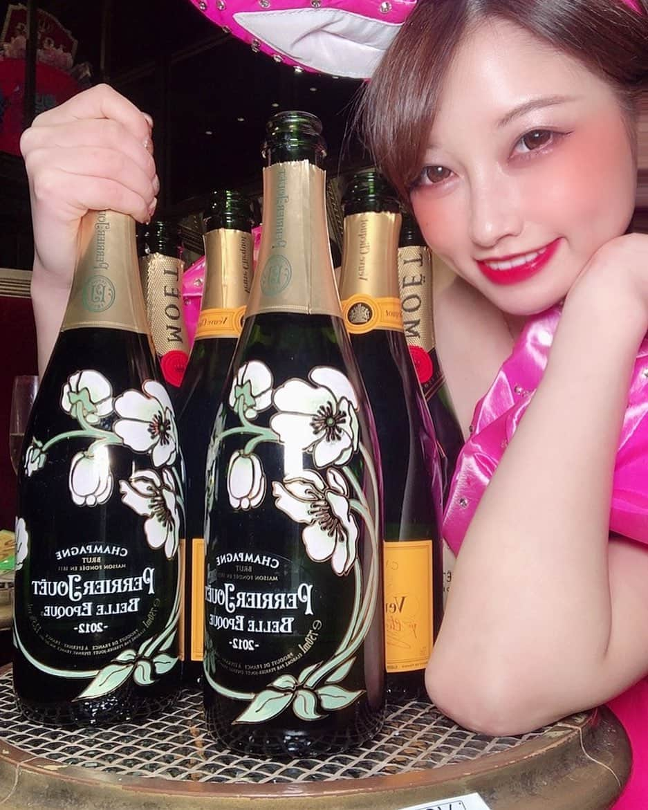 まりんさんのインスタグラム写真 - (まりんInstagram)「girl's barのありんでいただいたシャンパン🍾✨✨ . . ベルエポックはたっきー、ヴーヴはたつやさん・ぶっちさん、モエは赤羽さん、さきちゃん、もえちゃんから🥺🥺💗💗💗💗💗💗周年後だったのに、みんなこんなに愛をくれてほんとに幸せな1日でした🥺💗💗 . . この自粛期間みんなに愛もらいすぎて、早く返したいっっ😭😭💗みんならぶ💗💗早く会いたいよお、 . . #ライブ配信  #のありん#ガールズバーのありん#オンライン飲み #グラビア#model#衣装#バニーガール#シャンパン#ベルエポック #幸せ#ハッピーガール #バーレスク東京#ショート女子#酒天使#コカレロ天使」5月17日 15時24分 - marin_burlesque