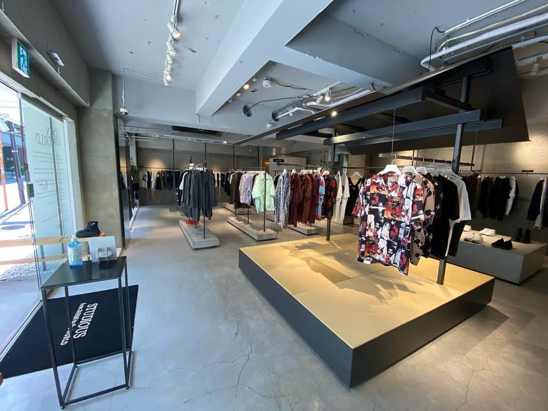 谷正人のインスタグラム：「STUDIOUS TOKYO神南店は 昨日より、入場制限つきでオープンしております。 是非、気分転換にどうぞ！ #studious #studioustokyo #営業再開」