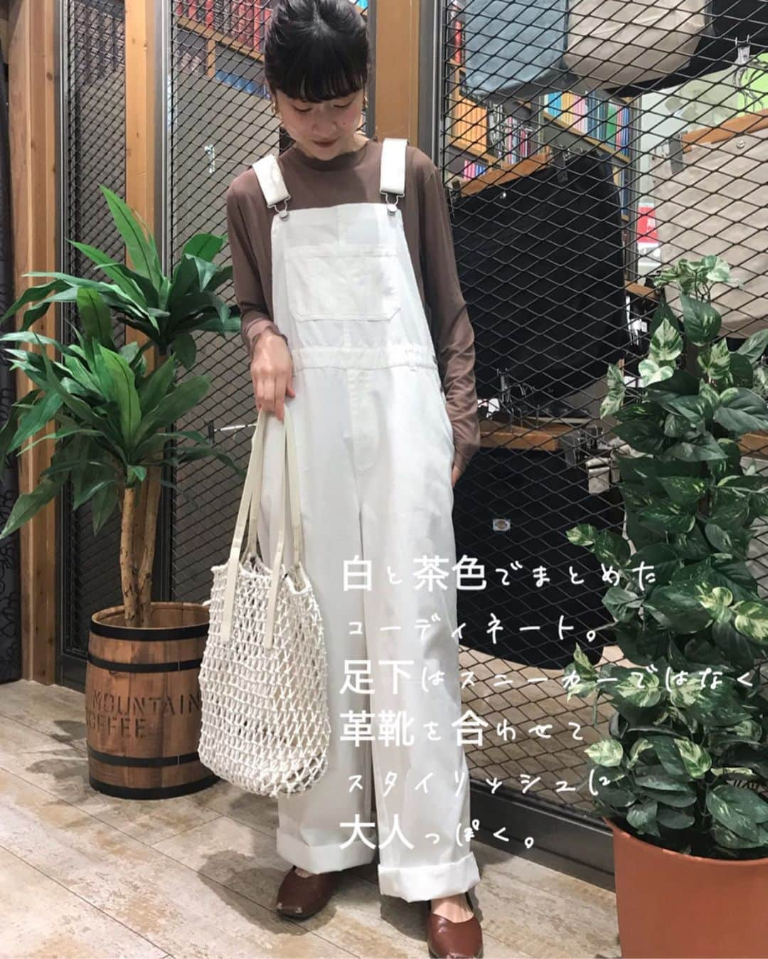 WEGOさんのインスタグラム写真 - (WEGOInstagram)「ㅤㅤㅤㅤㅤㅤㅤㅤㅤㅤㅤㅤㅤ ✔︎chino salopette ¥4,399(tax in)﻿ 大人気のサロペットのおすすめスタッフコーデをご紹介！カジュアルにはもちろん、大人っぽい着こなしも出来る優秀アイテム。﻿ ﻿ 着用商品は画像をタップしてチェック✔︎﻿ ﻿ #WEGO #ウィゴー #salopette #サロペット #オーバーオール」5月17日 15時34分 - wego_official