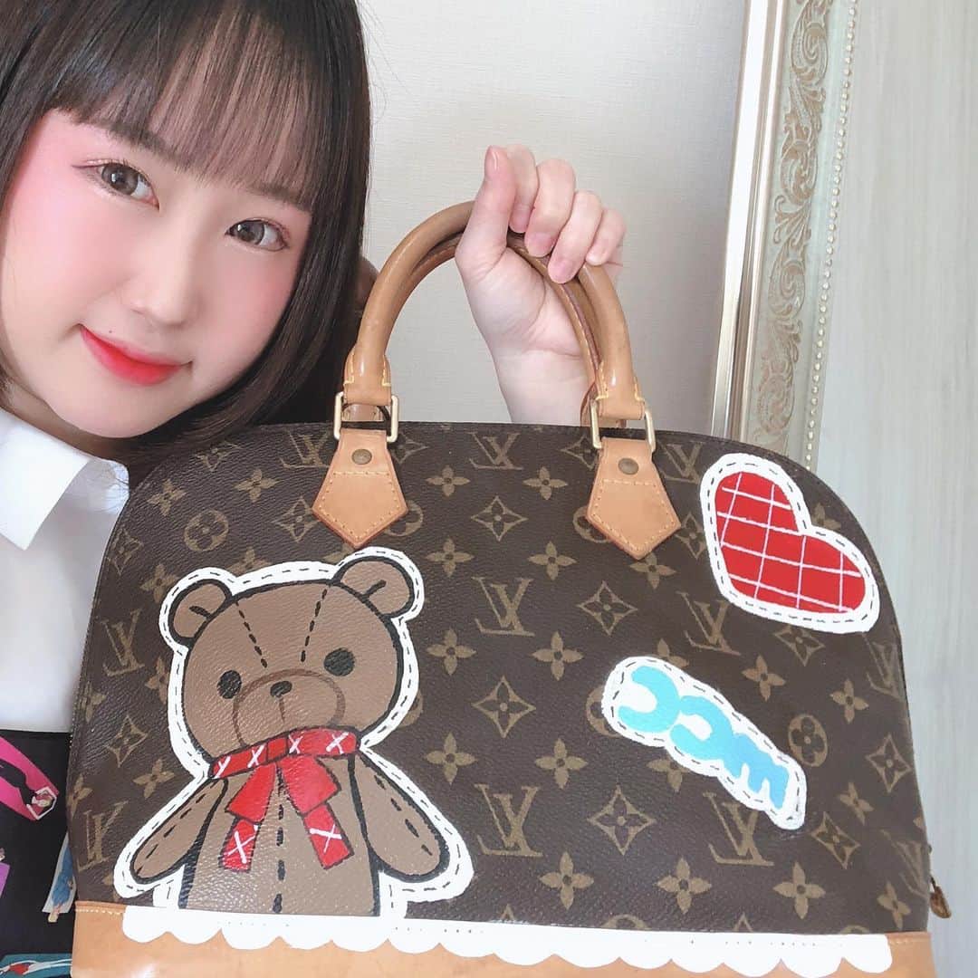みのりんのインスタグラム：「My first Louis Vuitton bag!!! That I got at a thrift store online for only 10 dollars. I cleaned it up and customized it to hide the flaws. I think it turned out very “me” :) 私の初、ルイヴィトン！買い手もつかないほどのボロボロの中古(1000円) を自分なりに綺麗にして、削れてるところは絵の具で隠してリメイクしました。ヴィトンがもったいない！！って声が多いですが、毎日愛用されていたからボロボロだったのだと思います。そのまま使われずに捨てられる方がもったいないなって思います。自分なりにリメイクして、綺麗にしてまたさらに使っていきたいと思います。」