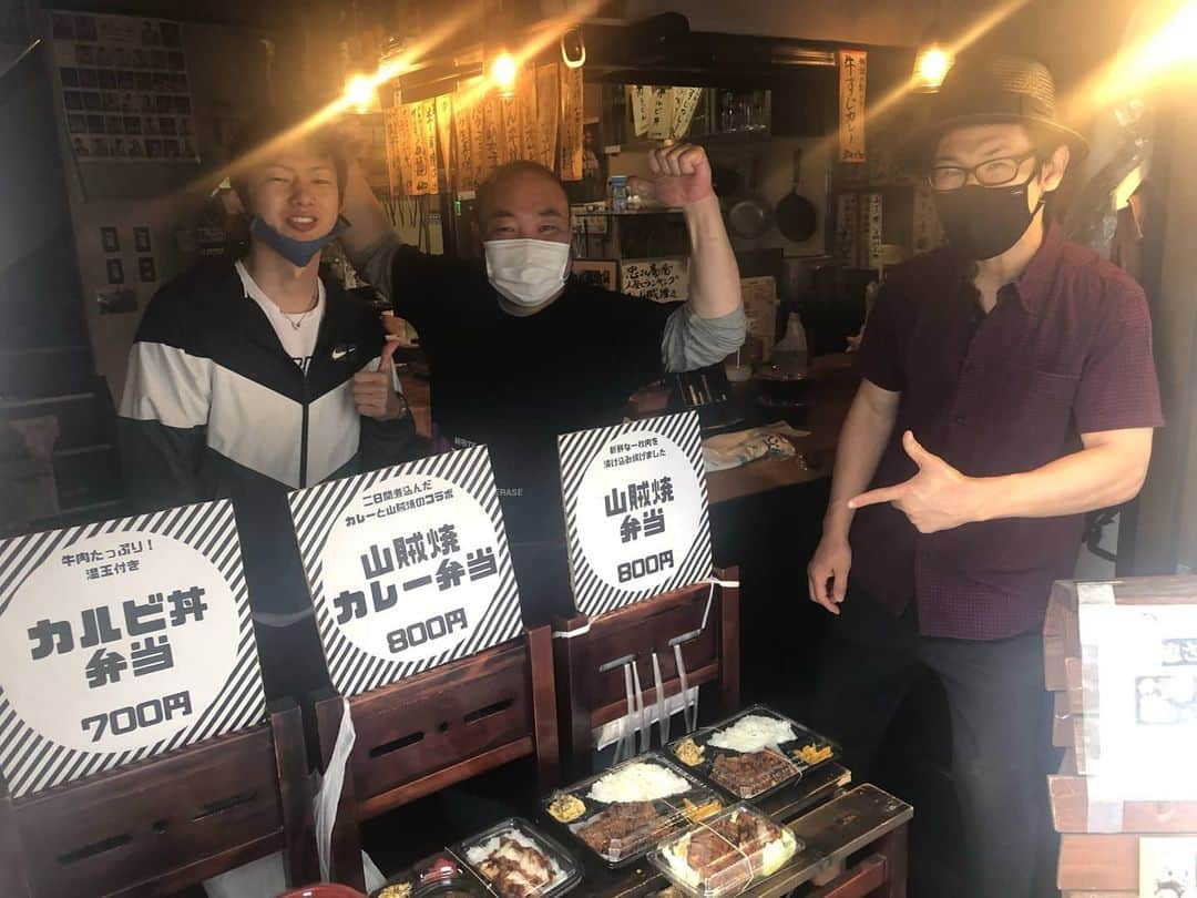 田口良一のインスタグラム：「小口さんのお店に梅津さんと行きました！ 山賊焼きやカレーで有名だけども カルビ丼を選びました✌️ 美味しかったなー！ 小口さんご馳走様でした！ 皆さんも行ってみてほしいです、よろしくお願い致します☆ #忠さん劇場 #小口トレーナー #熱い方 #池上線 #荏原中延駅 #徒歩1分 #カルビ丼弁当 #山賊焼き #カレーライス #皆美味しい #とろろ焼き食べたい」