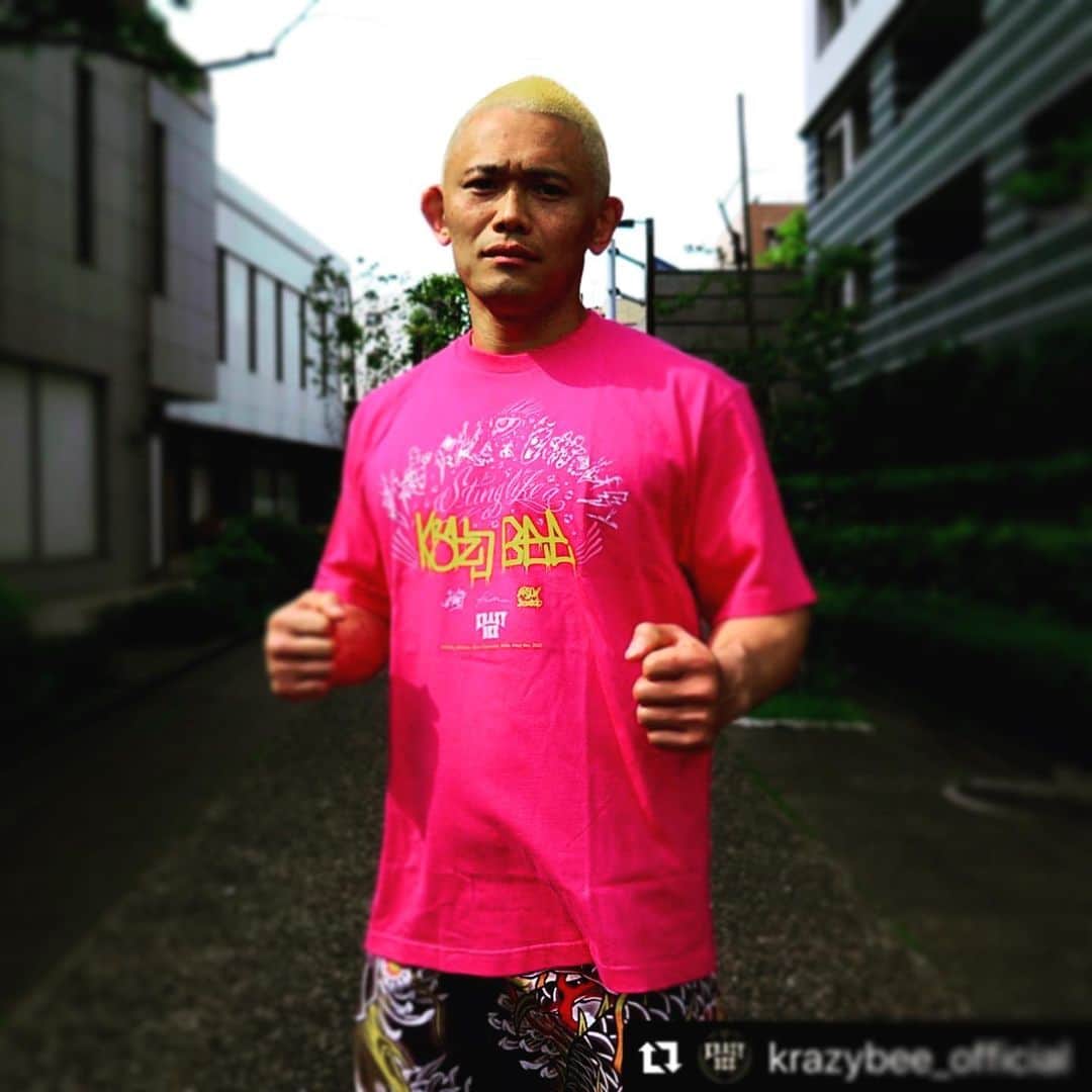 のインスタグラム：「きたああああああああ🐝🔥🙏🏽📡 #Repost @krazybee_official with @make_repost ・・・ 〈新商品情報〉 . 【商品名：krazy krazy krazy】 Designed by 西浦ウィッキー聡生、AKILLA、山本アーセン . カラー:ウィッキーピンク、ホワイト . “Float Like a Butterfly, Sting Like KRAZY BEE” 蝶のように舞い、狂蜂のように刺す！ デザインは西浦ウィッキー聡生、KRAZY BEEのデザイナーでもあるタトゥーアーティストのAKILLA、そして山本アーセン！ 3人の初コラボレーションです！ 担当箇所は（上段：ウィッキー、中段：AKILLA、下段：アーセン）で色分けしてあります。 . まずは5月31日、修斗で西浦ウィッキーが着用して試合に臨みます！ . 5/20(水)10時～発売予定です！ 是非チェックしてみてください！ . @wicky_nishiura  @akilla1  @killahbee045」