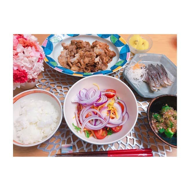 山崎萌絵さんのインスタグラム写真 - (山崎萌絵Instagram)「. 昨日の夜ご飯シリーズ✨ . ☑︎豚肉の醤油麹焼き ☑︎オクラの梅肉和え ☑︎炙りさわらの刺身 ☑︎紫玉ねぎのサラダ ☑︎キウイ . タレは少し落としてから焼いた方がよかったな🤔そのままだとちょいと濃すぎました( ˘ ³˘) . #おうちごはん #自炊生活」5月17日 15時42分 - moeyamasaki.kbc