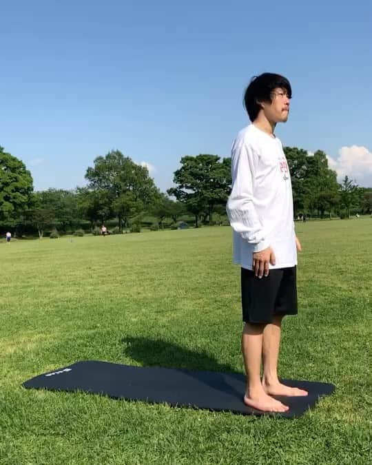 楠神順平のインスタグラム：「@keijitamada_official から回ってきた太陽礼拝リレー🧘‍♂️ これで合ってるんかな？笑 とりあえずゆっくり身体を動かすのはめちゃくちゃ気持ちいい！ 次は木村祐志！よろしくねー🧘‍♂️ @yuji_kimura_official  #ヨガ #yoga #太陽礼拝」