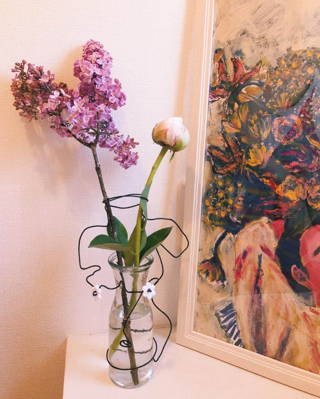 ユウキさんのインスタグラム写真 - (ユウキInstagram)「こうやっておうち時間が一気にふえてから お花を買うようになったなあ。 いままでと違うことのひとつ。 これだけでとっても気持ちがかわった！ 今日のあつい日の格好にもぴったりな色♡ イモムシが2匹もついてて逃す前に うんこしてった🐛新鮮な花ってことだ！ こないだ作った花瓶にいけたよ。とてもお似合いよ！」5月17日 15時50分 - yuukichan2
