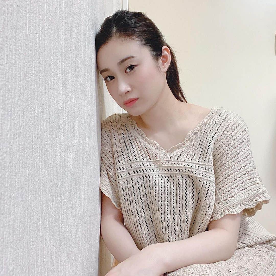 鈴木芳奈のインスタグラム：「今日は暑いね〜 歌うとまた暑いね〜 時には寄り掛からせて。 ね、壁さん。  #熱中症には気を付けて  #水分補給大事 #stayhome」
