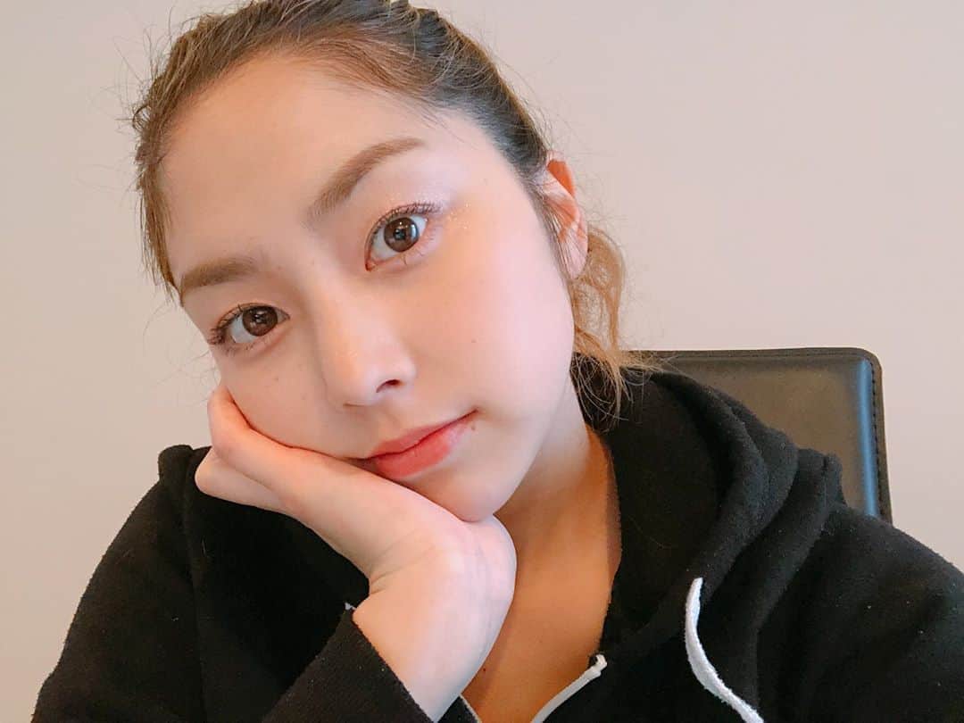 尾島知佳のインスタグラム：「久しぶりにしっかりメイクした💄 今日はロックダウン解除してから初めて街に繰り出しました(^^) たくさん人いたけど、お店入るのも結構並ぶし、まだまだ今まで通りとはいかないです(T . T) とりあえず8月には日本に帰る予定なので、日本も早くコロナが飛んでいきますように✈︎ #久しぶりメイク #makeup #ニュージーランド #ウェリントン #コロナさんさようなら #ロックダウン解除 #街ブラ #冬が到来 #寒いの嫌だな」