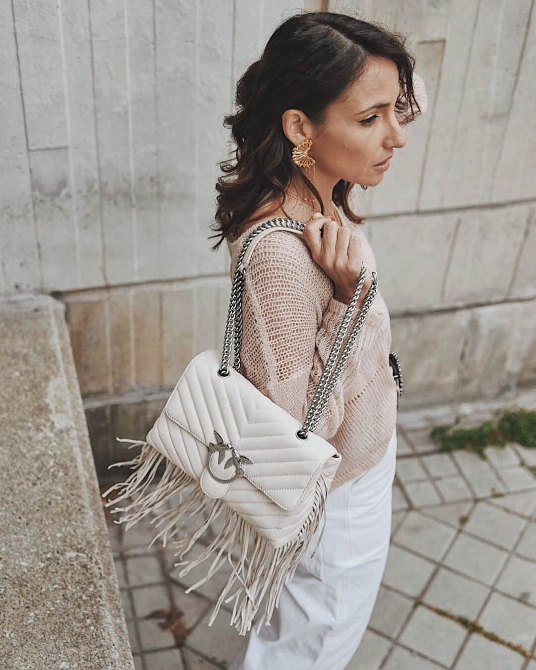 PINKOさんのインスタグラム写真 - (PINKOInstagram)「Sunday style, courtesy of @elblogdesilvia and her #LoveBag Puff Fringes: enjoy your day! #PINKO #SS20 #PINKOLove #PINKOStars」5月17日 16時00分 - pinkoofficial