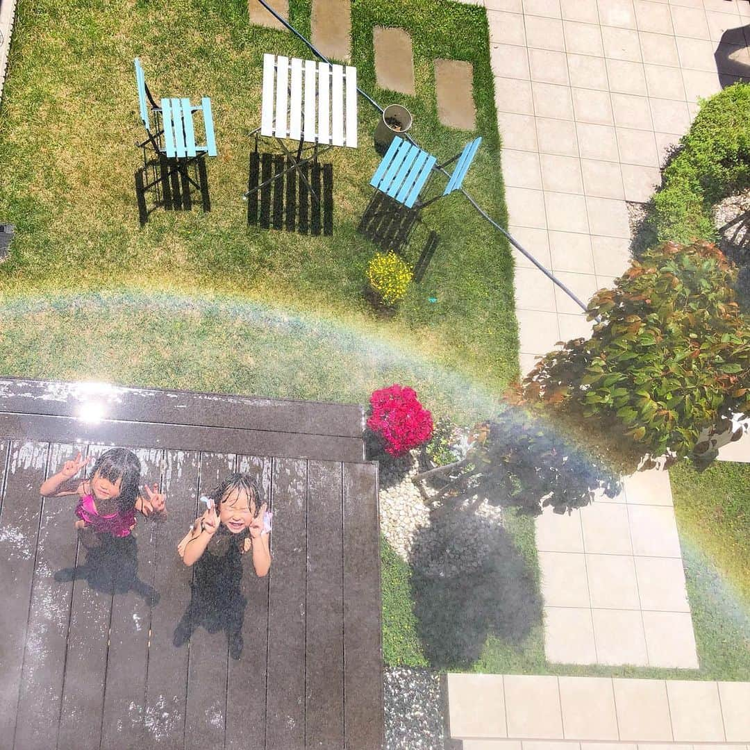 Megumiのインスタグラム：「2階のベランダからシャワーの雨を🚿🌞‼︎‼︎ 虹🌈に木の影がまさかのハート❤︎ かわいい〜♪♪ #水遊び　#おうち時間 #おうち遊び　#庭　#ガーデン　#姉妹」