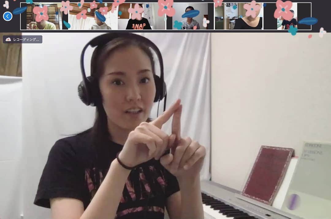 瞳ゆゆのインスタグラム：「今日最後は、彩城先生の新曲レッスン！  ステイホームで、普段より、やらざるを得なくなった新曲レッスン😂 でも、その結果はちゃんと出てるよ😊 ステイホーム期間が終わっても、続けてレッスンしてね✨  #宝塚受験 #グラントジェンヌ #オンラインレッスン #新曲」