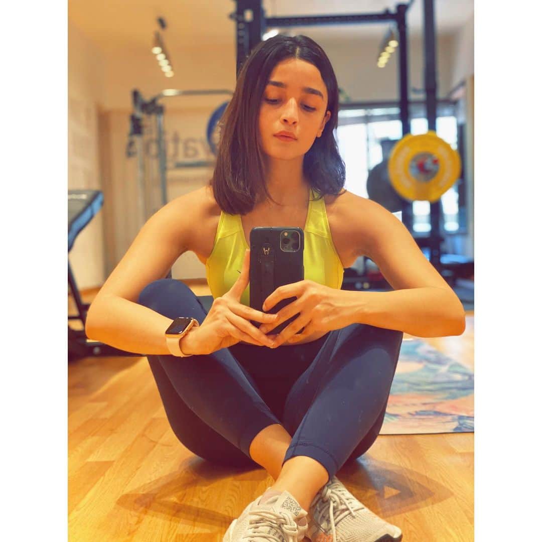 アリア・バットのインスタグラム：「60 days later - stronger, fitter, better at burpees, much better at skips, much much better at push ups, obsessed with running, super obsessed with eating right and waiting to get back onto the next challenge.  Dear @sohfitofficial don’t know what I would’ve done without you’.. you guys are just the best @nonie.tuxen ❤️ #sohfit40daychallenge  P.S - Yes I cut my hair AT HOME - thanks to my multitalented loved one who rose to the occasion when I was in need of a chop chop 💇‍♀️💜」