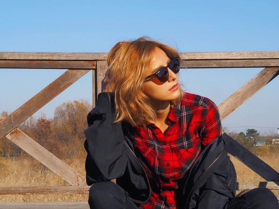 のインスタグラム：「明日のYouTubeは妄想ツーリングコーデ👖﻿ ﻿ この赤いチェックシャツ捨ててしまったからまたチェックシャツ買いたいんだけど、どんなのにしようかな🤤﻿ ﻿ #ooted #fashion #girl #moana #ファッション #コーデ #バイク #ツーリング #ハーレー」