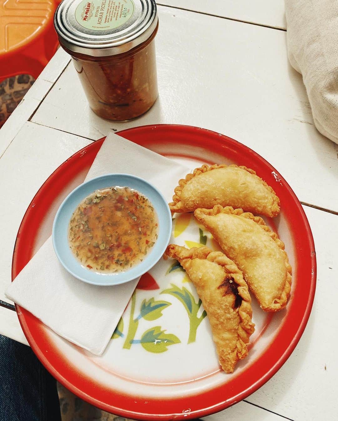 STIL IN BERLINのインスタグラム：「Funnily and coincidentally enough, @mamakanberlin’s food was the last thing I ate sitting down at a restaurant all the way back in March before the shutdown, and now her delightful curry puffs were the first thing I ate sitting down at @thepandanoodle @smells__like market on this first table service May weekend. Moral of that story? Go eat at @mamakanberlin.  #berlinfood #currypuffs #malaysianfood #foodinberlin #berlinfoodie #visit_berlin #kreuzberg #foodberlin #berlinfoodguide」