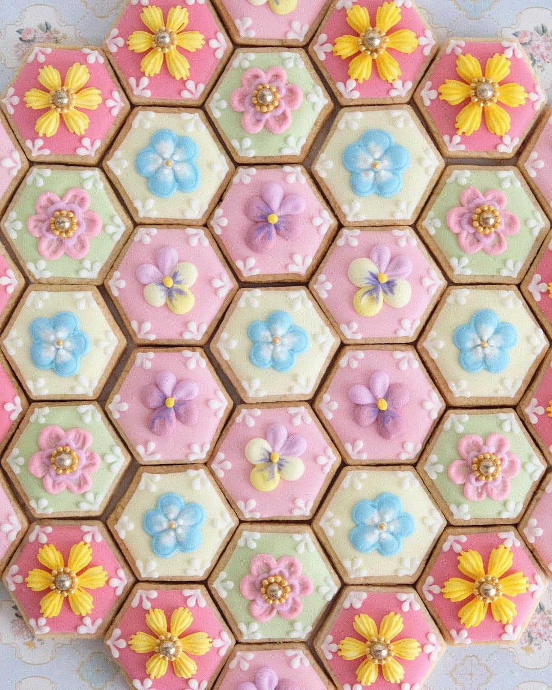 KUNIKAさんのインスタグラム写真 - (KUNIKAInstagram)「Petit flower tile cookies🌼🌼🌼﻿ ﻿ いつだかのインスタライブで作った、ちっちゃなお花タイルクッキー💐﻿ 明日の夜20時くらいの投稿とストーリーで、KUNIKA'sアイシングクッキーセット内容をお知らせします。﻿ ぜひお楽しみに...❃﻿ ﻿ ﻿ ﻿ #artofkunika #sugarcookies #decoratedcookies #cookieart #decoratedsugarcookies #royalicing #royalicingcookies #cookiedecorating #customcookies #cookiesofinstagram #cookiedesign #cookieartist #instacookie #sugarcookiesofinstagram #tiledesign #tileart #tiles #flower #stayhome #糖霜餅乾 #糖霜曲奇 #아이싱쿠키 #아이싱 #アイシングクッキー」5月17日 16時08分 - _kunika_