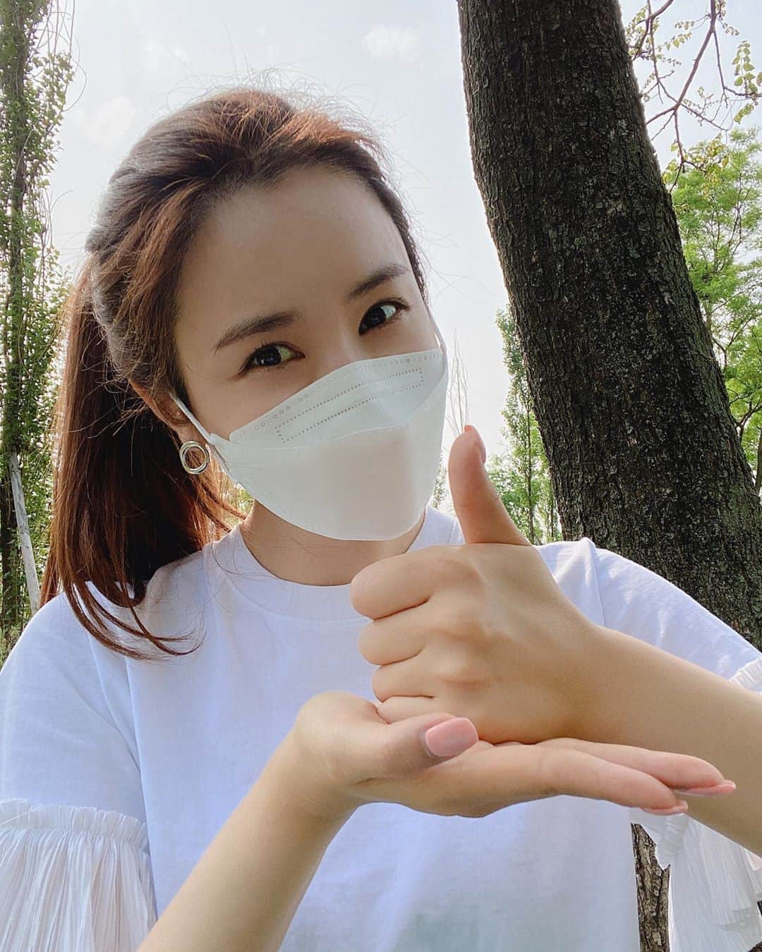 イ・ダヘのインスタグラム：「코로나와의 힘겨운 싸움에 앞장서서 고생하고 계신 우리 자랑스러운 의료진 여러분! 당신들이 있어 든든합니다 늘 감사합니다!!!아나운서 류이라 @you.are.so.eera 언니 덕분에 #덕분에챌린지 에 참여하게 되었습니다! 이후 제주변에도 챌린지 이어나가며 “건강한 바이러스”만! 전파하겠습니다! 국민 여러분! 그리고 의료진여러분 힘내세요!!!!!! #의료진덕분에」