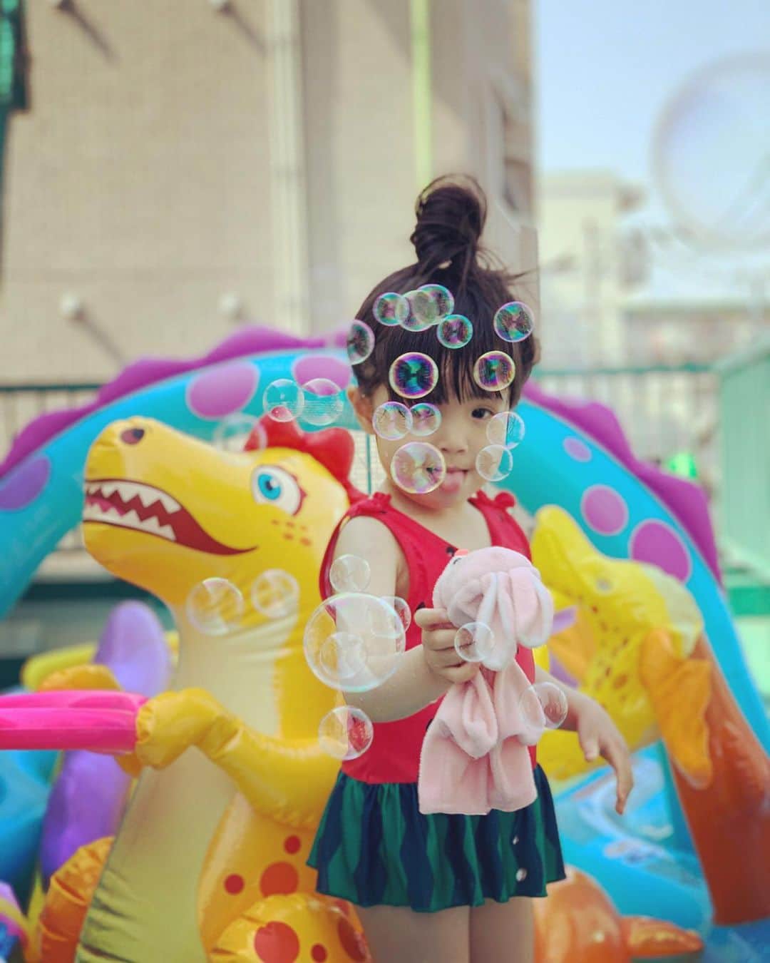 日高薫のインスタグラム：「今年はGWからプール出して娘ちゃん既に2回目😌☀️ 私もヨガウェアで濡れても良いように😌💦 ステイホーム中に何回できるかな？🙃 母の日には素敵な紫陽花が🥰❤️ 今年も😭でしたー💓  #ステイホーム #ステイホームがんばろう #娘ちゃん#プール #プール遊び #3歳 #母の日プレゼント #紫陽花」
