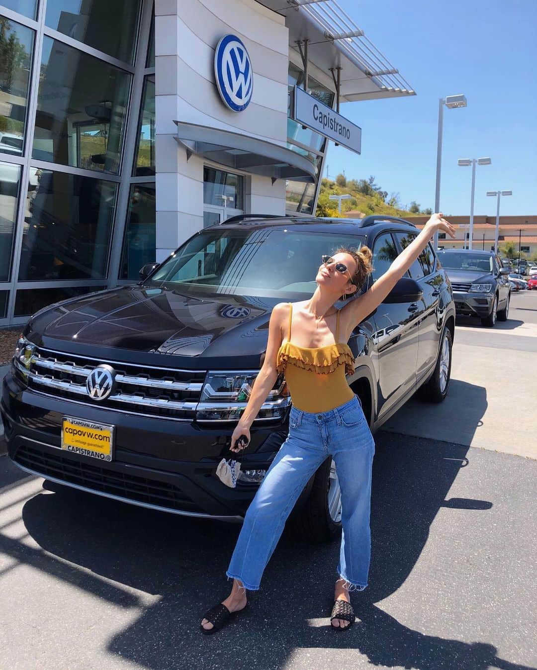 サマンサ・ドロークのインスタグラム：「So I got a mom car! 🥰 Thanks to my girl @theperrygroupllc for making the process super easy and safe through this quarantine! Not to mention the killer deal she got on this epic car. I told her the payment I wanted and she got it for me! 🙌🏼 Thanks to my hubby for helping me too. I love you honey ❤️ #momcar #momlife.」