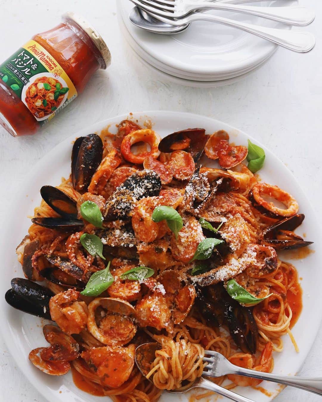 樋口正樹さんのインスタグラム写真 - (樋口正樹Instagram)「Spaghetti alla pescatora . 週末のランチに美味しいパスタ。 魚介がたっぷりトマトソースの スパゲッティーペスカトーレで、 漁師風らしく大皿に盛り付けて。 . 具材はムール貝、アサリ、エビ、 イカ、タラを使って、ソースは カゴメのアンナマンマソースの トマト＆バジルを使っています。 . カゴメのアンナマンマソースは、 リニューアルし美味しさアップ！ 素材の自然な風味を活かしてて 完熟トマトの果肉感もたっぷり。 お肉や魚介など具材を加えれば、 ごちそうパスタも時短で簡単に。 これ一瓶で約３人分が作れます。 . . カゴメ様のプロモーションに参加中 ＠kagome_jp . #ごちそうパスタ #アンナマンマ #カゴメアンナマンマ #トマトソース #手作り料理 #手料理 #パスタ #時短レシピ #簡単レシピ #おうちごはん #おうちパスタ #トマトソースパスタ #スパゲッティ #ごちそうパスタ #PR #カゴメ」5月17日 8時00分 - higuccini