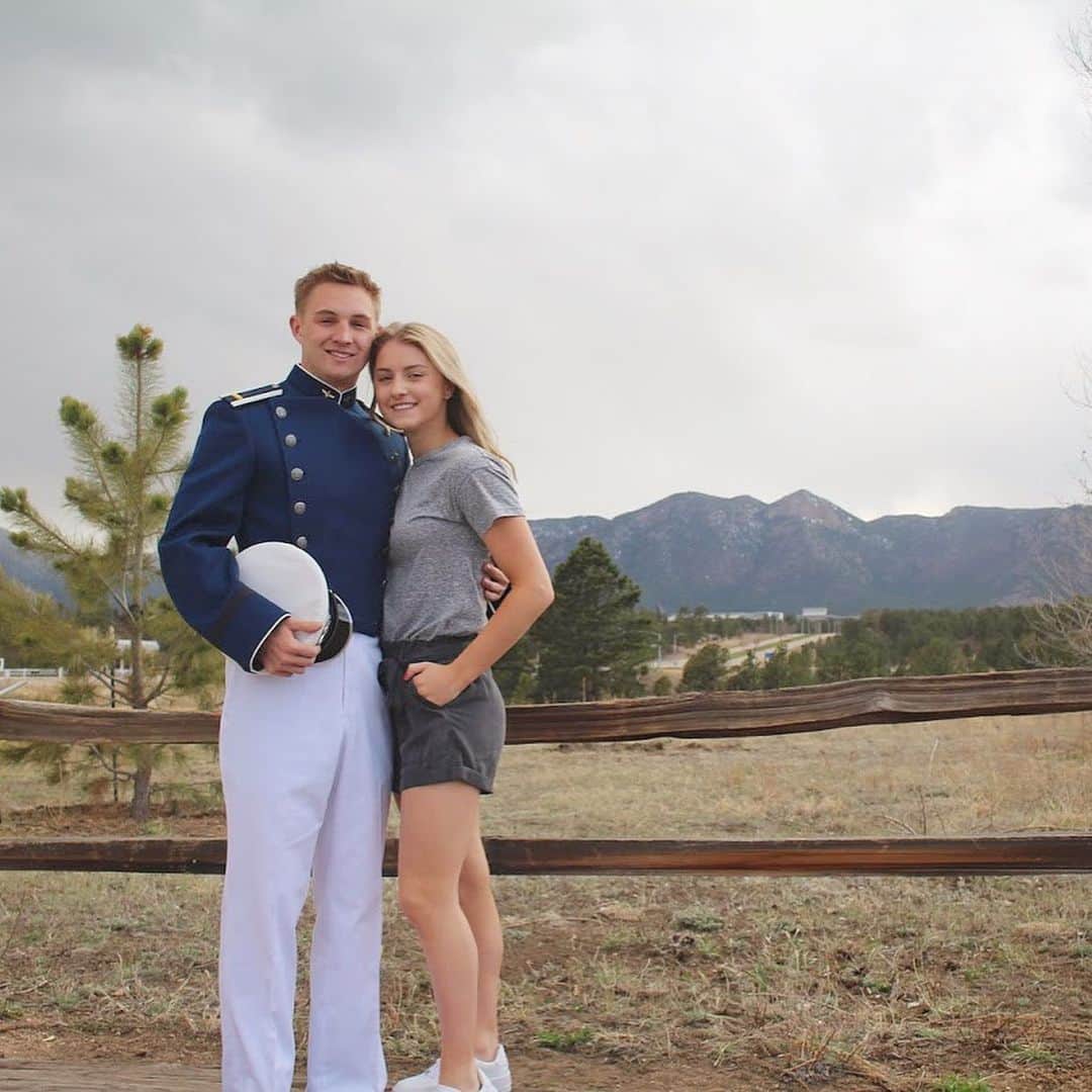 Paige Rydbergのインスタグラム：「somebody graduated last month and it’s about time I posted about it🤍✈️」