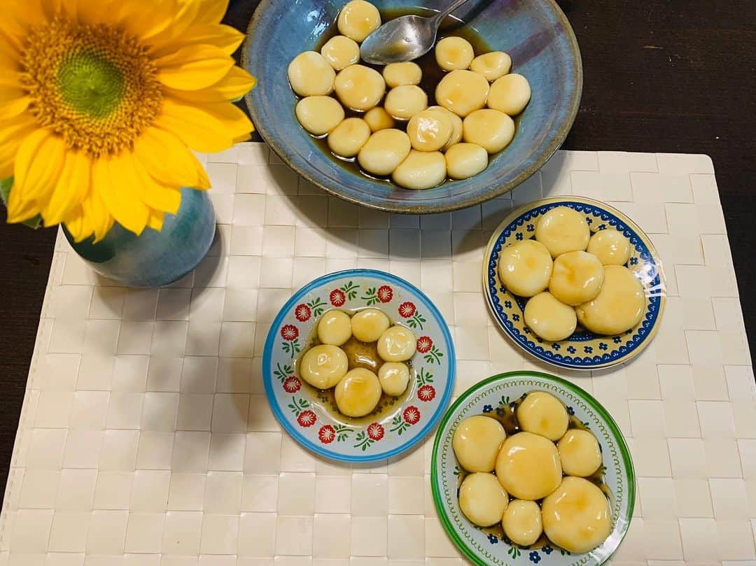 池辺愛さんのインスタグラム写真 - (池辺愛Instagram)「ひんやりみたらし団子🍡作りました😃 しかも材料の半分はお豆腐！ ヘルシーで美味しい😋😋😋 ・ ちなみに今回も失敗して娘に笑われてます😅 が、そんなシーンもこみこみで、動画をYouTubeにアップしました⤴️ プロフィールからとべるので、ぜひご覧ください🦋 チャンネル登録もよろしくお願いします💗 ・ ・ 暑い日にひんやりみたらし団子、おすすめ😉 お子さんとのおやつ作りにも、団子はおすすめ😉 ・ ・ #みたらし団子 #ひんやりみたらし団子 #冷やしみたらし団子 #豆腐 #豆腐団子 #おうちおやつ #手作りおやつ #3歳 #娘とお菓子作り #夏おやつ #非認知能力 #松代焼」5月17日 8時15分 - aiikebe