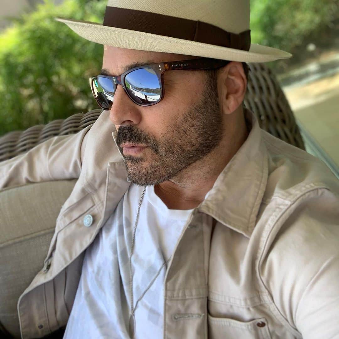 ジェレミー・ピヴェンのインスタグラム：「Have an incredible weekend and remember we are all in this together! Have little patience before you lean on your horn because someone’s going a little bit slower when you don’t necessarily have anywhere to go.  I know this seems a little odd coming from the guy who played Ari gold but just remember that’s why they call it acting ... #quarantine  #priverevaux」
