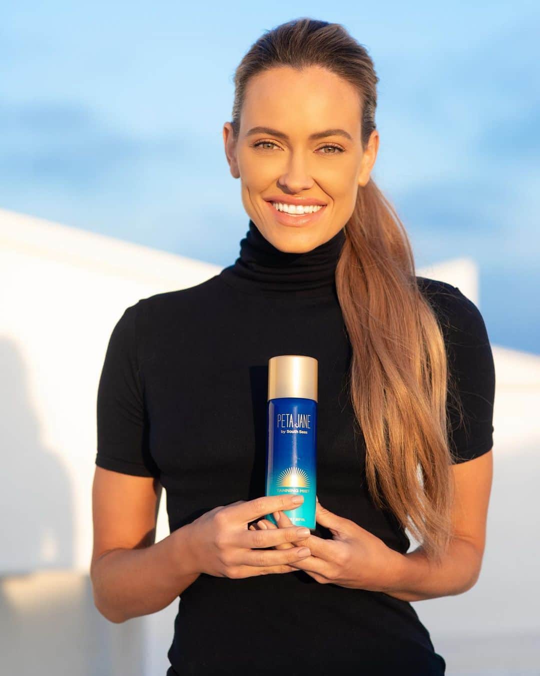 Peta Murgatroydさんのインスタグラム写真 - (Peta MurgatroydInstagram)「Have you got your #PetaJane yet?? Get your spray tan on without laying in the ☀️ for hours. Go to SouthSeasSkincare.com and click the PETA JANE link XO」5月17日 8時33分 - petamurgatroyd