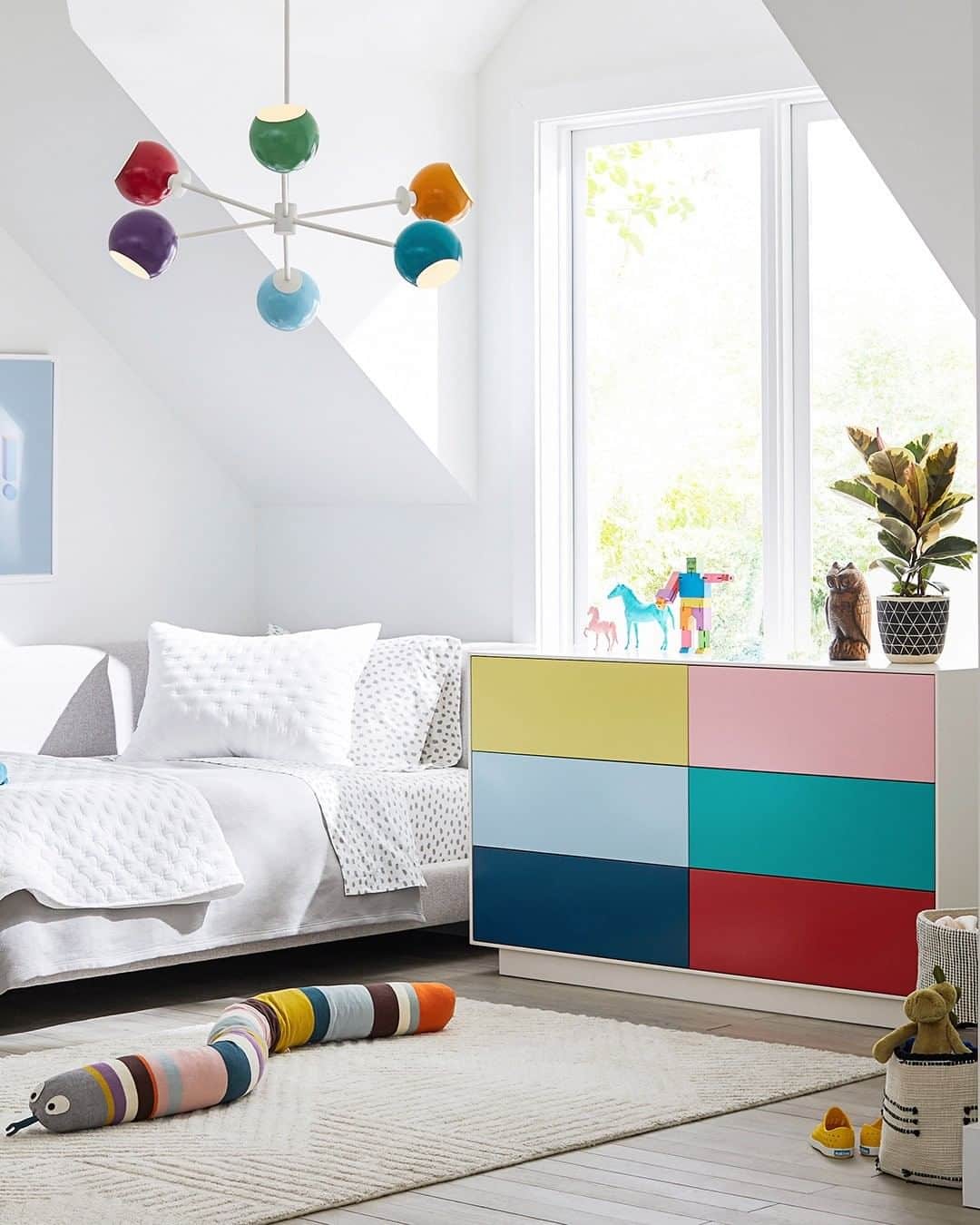 west elmさんのインスタグラム写真 - (west elmInstagram)「The coolest room in the house 🙌🌈 Shop this colorful #kidsroom look through the link in our bio!」5月17日 8時28分 - westelm