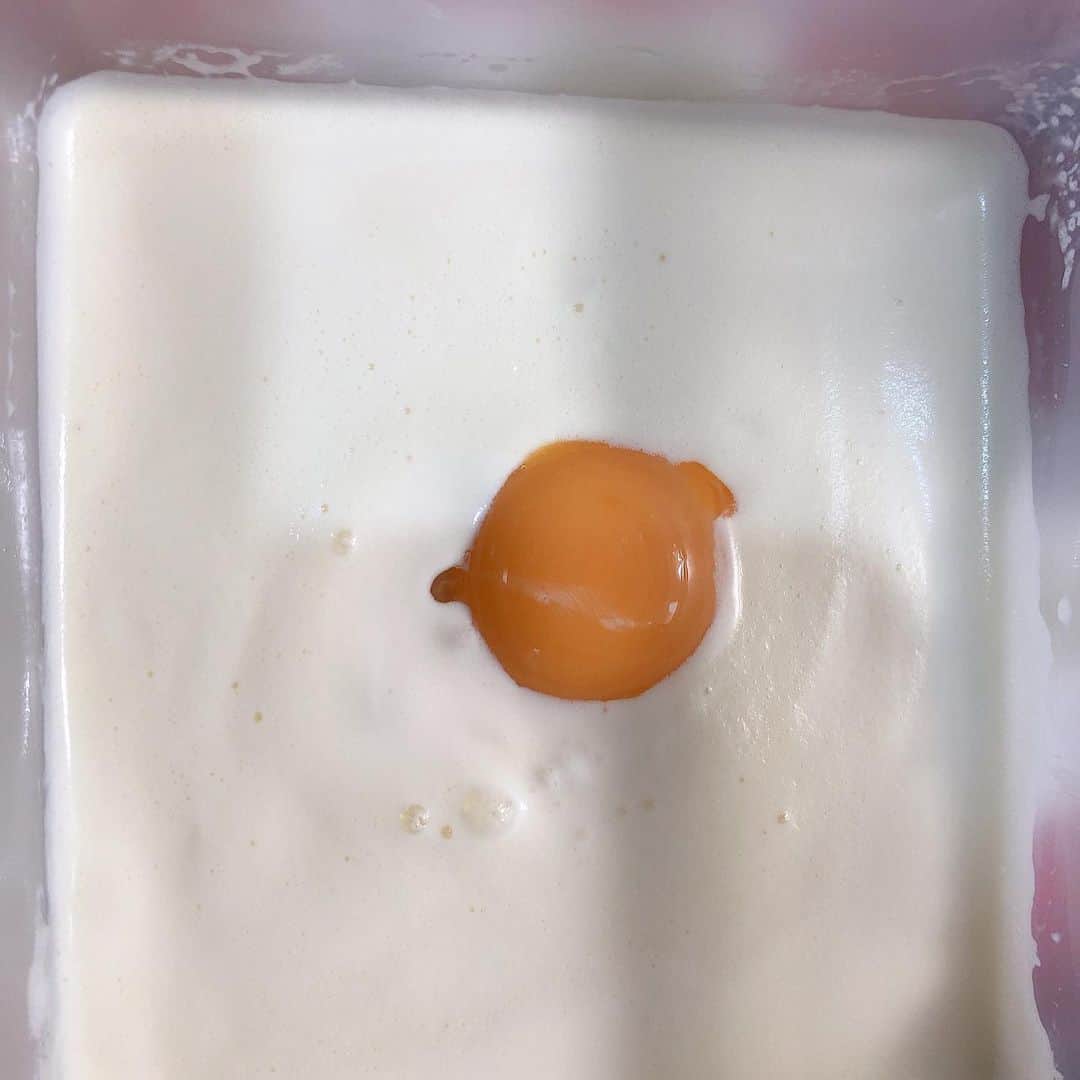 久保田磨希さんのインスタグラム写真 - (久保田磨希Instagram)「クリームブリュレ ダメ元でチャッカマンで砂糖に焦げ目がつかないかやってみたけれど、やっぱり無理でした🤪バーナーは買えないなぁ😅 バニラアイスをレンジで溶かし、 卵黄だけを入れて、 お水をはった耐熱皿の中に入れてオーブンでやく。 170度で40分ほど。 是非👍 #久保田磨希 #クリームブリュレ #焦げ目失敗 #おうちカフェ #おうち時間 #うちで過ごそう #stayhome」5月17日 8時35分 - maki_kubota1973
