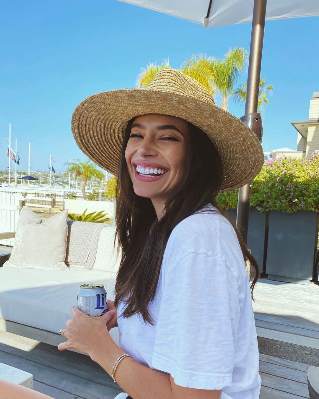 クロエ・ブリッジスのインスタグラム：「Second pic is when you realize you’re probably gonna take your phone back and see a ton of selfies in your camera roll instead of the 40 photos you thought you were posing for ... a CLASSIC prank」