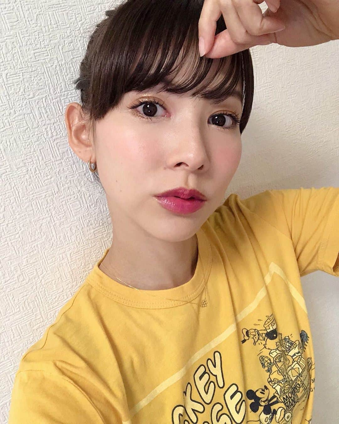 のインスタグラム：「✂︎♡ 前髪伸びたなぁ😂 そろそろ切りに行きたい😭💦 ・ 皆さん美容室は行けてますか？？💈 ＊ #stayhome #hairstyle #おうち時間 #前髪 #阪本智子」