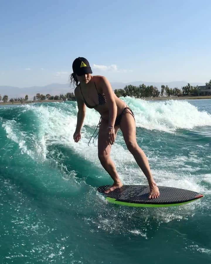 キラ・サントーロのインスタグラム：「My brain only thinks about eating and water sports during summer」