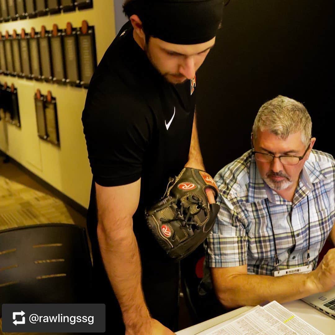 Rawlings Japanさんのインスタグラム写真 - (Rawlings JapanInstagram)「#Repost @rawlingssg with @get_repost ・・・ Our #RawlingsGloveDay recap coverage continues with more exclusive behind-the-scenes content with the @dbacks! Check out stars' Archie Bradley and Jon Jay 🤩 getting pumped about their new gamers here, and get your own Bradley gamer at the link below! 🔥  #TeamRawlings #TheMarkofAPro #SpringTraining #ArizonaDiamondbacks #Baseball @mlb @mlb_players @archiebradley7  https://bit.ly/2LA17og @rawlings_japan_llc」5月17日 9時00分 - rawlings_japan_llc