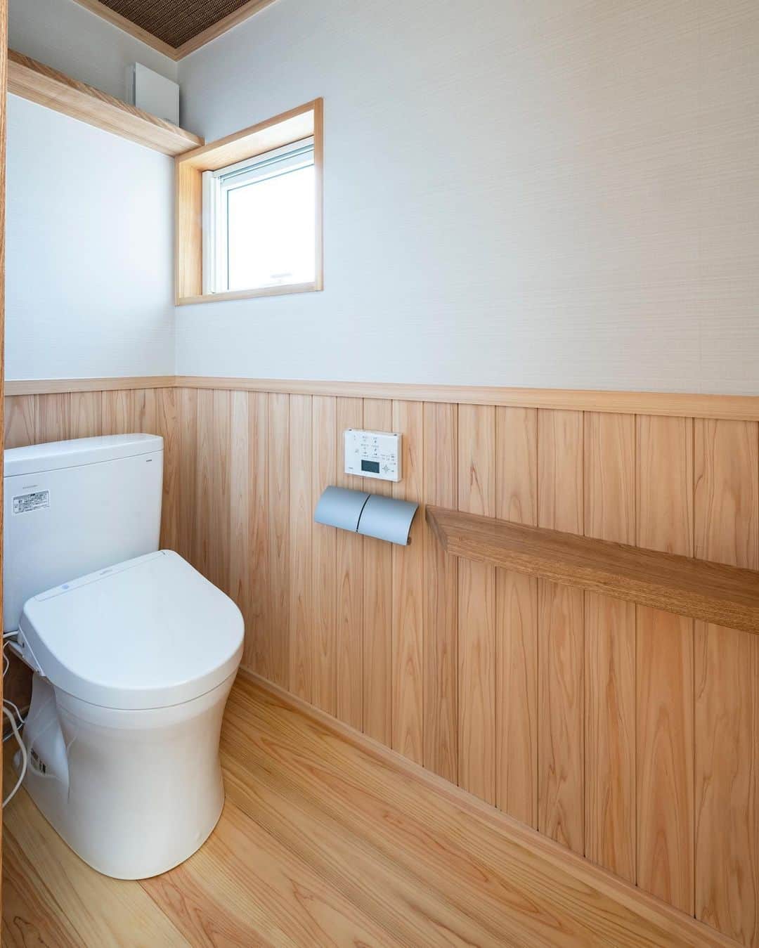 Yasuhiro Arimuraさんのインスタグラム写真 - (Yasuhiro ArimuraInstagram)「より木の雰囲気を出す為に、腰壁を採用。腰高くらいまで木を張って上部はクロスのツートンカラー。おうち時間を楽しむコツの一つはトイレにあるかも？！ #住まいず #sumais  #注文住宅  #家づくり #マイホーム  #マイホーム計画 #木の家 #福岡県 #住まい #新築 #腰壁  #鹿児島 #霧島市 #工務店  #工務店がつくる家  #工務店だからつくれる家  #北九州市  #木の家  #自然素材 #デザイン  #暮らし #暮らしを楽しむ #シンプルな暮らし #丁寧な暮らし #トイレ  #トイレインテリア #田舎暮らし #造作洗面台  #instahouse #星和住研」5月17日 9時13分 - yasuhiro.arimura