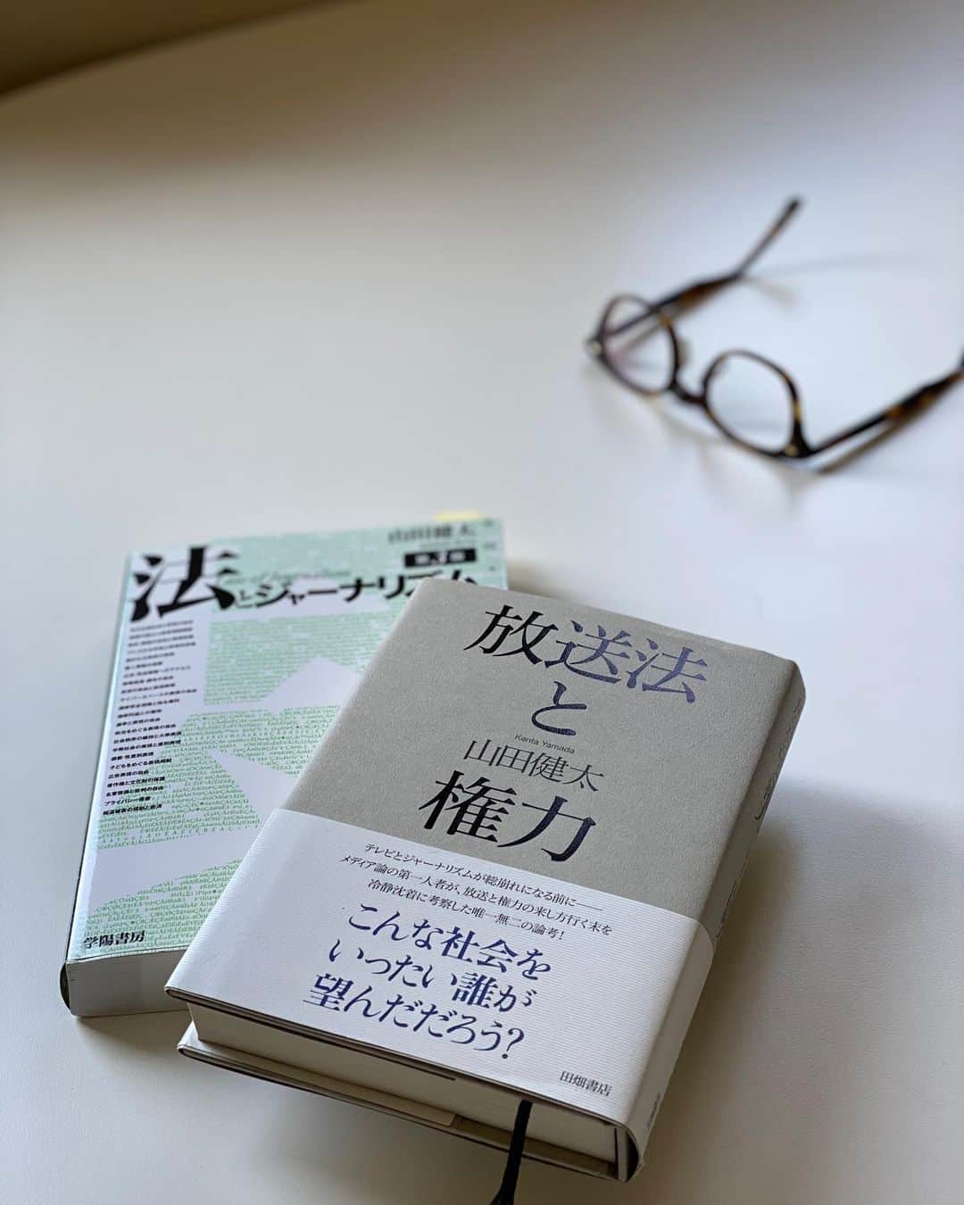 小西美穂のインスタグラム：「教科書、続々届いてます📚﻿ 高い本が多いから、﻿ 本当だったら大学近くの古書店に﻿ 行くのだけど涙。﻿ ﻿ 春学期はコロナ禍での﻿ わたしたちの自由や権利について﻿ しっかり考えていきたいと思っています。﻿ ﻿ それにしても、こんなに長く﻿ キャンパスや図書館に行けないのは﻿ 学生にとってはツラいねー😢﻿ ﻿ ﻿コロナ情報に全国からたくさんメッセージをいただき、本当にありがとうございます。ともに乗り越えていきましょう！  #オンライン授業 #大学院 #社会人大学院生 #社会人大学生 #早稲田大学 #おうち時間 #stayhome #法とジャーナリズム #放送法と権力 #コロナ情報はストーリーズに投稿中 #masterstudent #gradschoollife #gradschoolgrind」