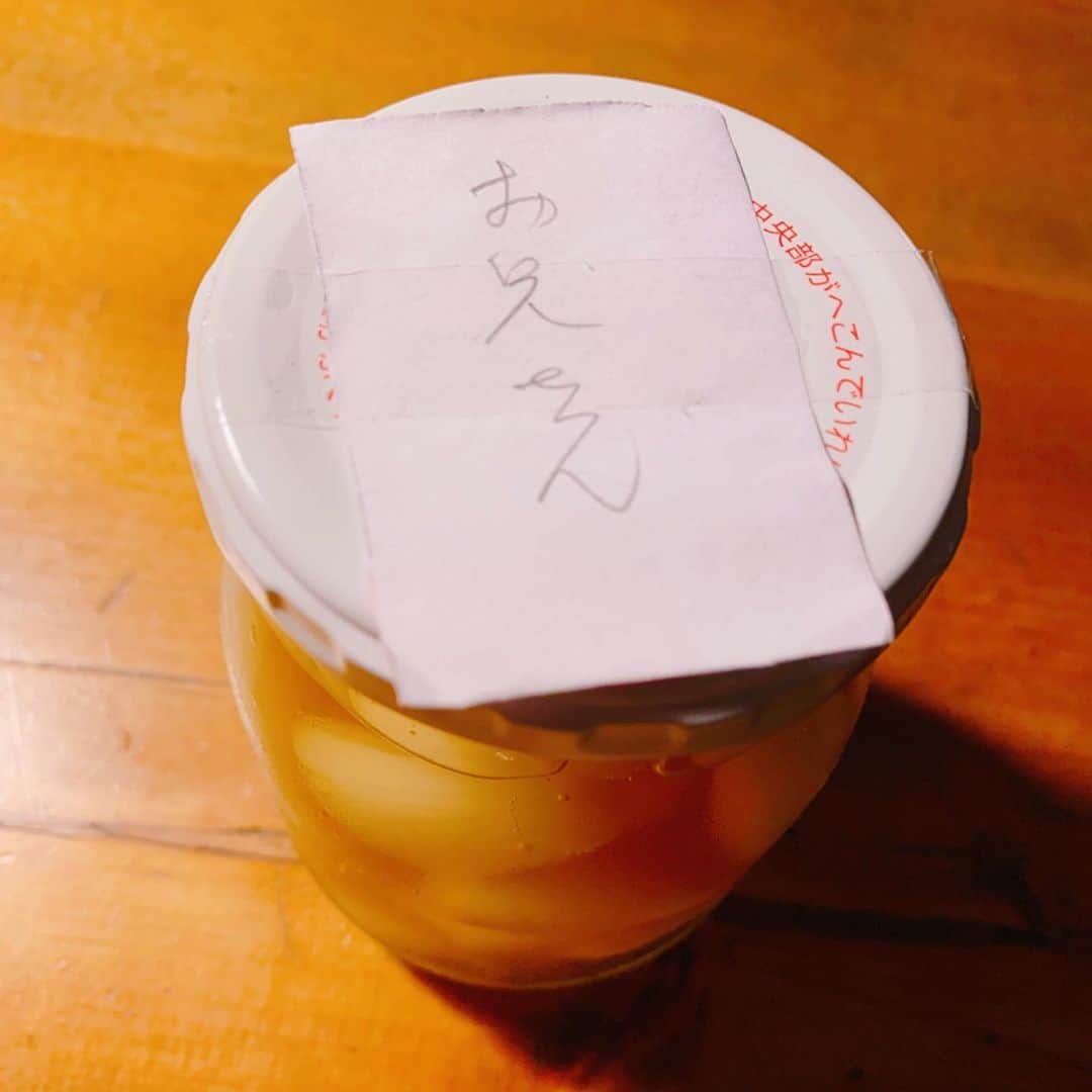 沢口千恵のインスタグラム：「子どもたちが小さいころから通っていた、おじいちゃんとおばあちゃんが2人で経営する『小さな街の中華屋さん』が（たぶんコロナの影響で）ここずっとまったく人が入っていなかったので、少しの心配もあってテイクアウトでチャーハンと肉団子を買いました。  ここのいわゆる小さな街の中華屋さんは、メニューがとても多く、中華屋さんでも和の定食もカレーもあったりで、私が夜遅い時は、幼い子どもたち2人で（まるで離れの食堂のように）このお店にお世話になっていました。  とくに息子はその頃まだ保育園で、チャーハンと言えば『ここの味』という位、親しんでいました。  このお店からすこし離れた場所に引越してからも、息子は私が夜遅い時などたびたび通っていたようで。 昨日久しぶりにお店に寄ってオーダーをしたら、奥からおばちゃん（おばあちゃん）がお風呂上がりのまま出てきてくれて『これお兄ちゃんに』と。  どうやら1年前に息子が食べにきたときに、息子が大好きなこのお店のらっきょうを『新しく漬けるから、お兄ちゃんに1年後に渡すね』と約束をしていたとのこと。  きっと息子は、そんなに多くの時間をこのお店で過ごしたり、おじいちゃんやおばあちゃん達と語ったりしたわけではないのだろうと思う（たぶん2人は息子の名前も知らないのだと思う）  でも『食べる』ということから受け渡されたものや、『食べる』ということから受け取ったものが、じんわりと時間をかけて、ずっと育まれ続けてきたのだろうと、この瓶を手渡されて（時の）その重みを、感じました。  ひとが育つという過程に注がれる温かさ（母として思うその有り難さも） 『今も育まれ続けているもの』というものを もう少し、自分の感覚で知りたいと思いました。」