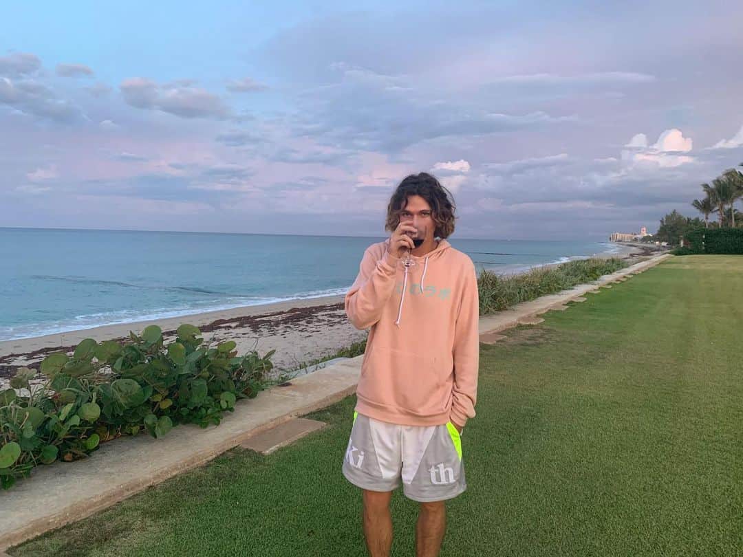 のインスタグラム：「;)」