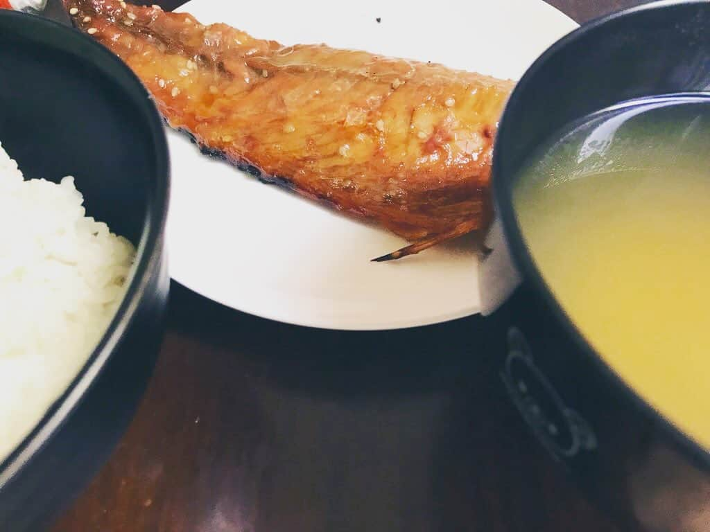 フルカウント千葉さんのインスタグラム写真 - (フルカウント千葉Instagram)「#今日の朝食  #ごはん #ワカメのお味噌汁 #鯖のみりん干し  #StayHome  の #日曜日 #天気は晴れ ☀️ #ゲゲゲの鬼太郎」5月17日 9時39分 - fullcount.chiba