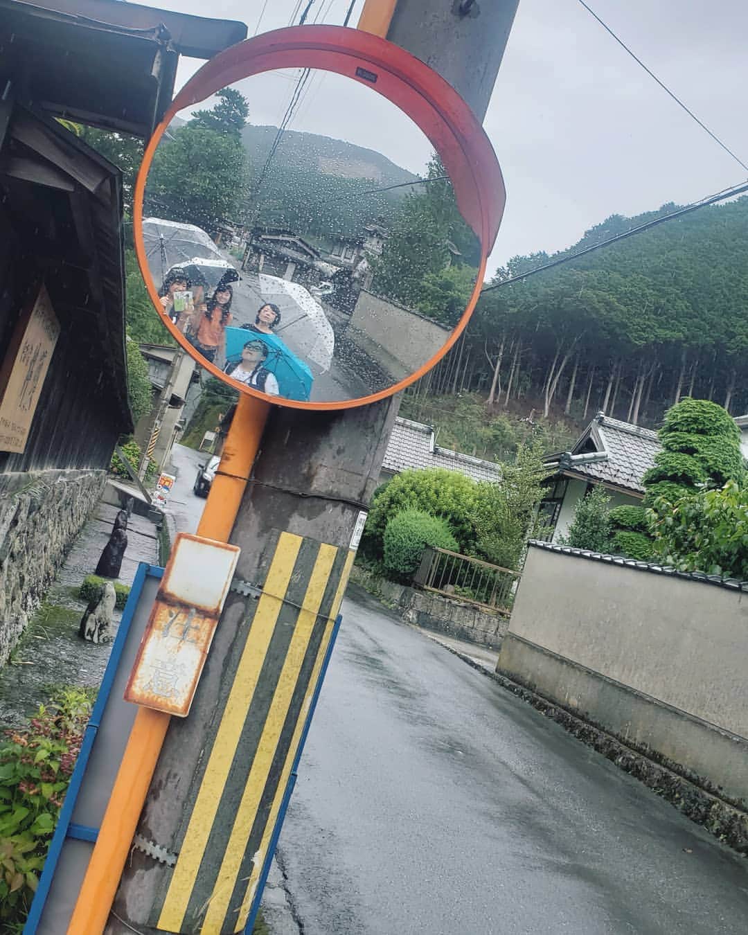 服部ひで子のインスタグラム：「雨もすっかり上がり、日が射してきましたね☂️☀️✨ 今日は、 #スナック吉本 の日です。 ・岡田直子さん ・吉岡友見ちゃん ・鮫島幸恵ちゃん  と、私の４人で、  オンライン上で スナックのママとなり(笑)、 ファンの方々と交流させていただきます。  普段から 『日本酒会』として、よく飲んでいるメンバー。  ダサい名前ですが、 そのままタイトルにさせていただきました(*^_^*)。 来てくださる皆様、 短い間ですが、楽しい時間を過ごしましょう～✨ 楽しみです！！！ #吉本新喜劇 #よしもと新喜劇 #新喜劇 #岡田直子 さん #吉岡友見 ちゃん #鮫島幸恵 ちゃん #服部ひで子」
