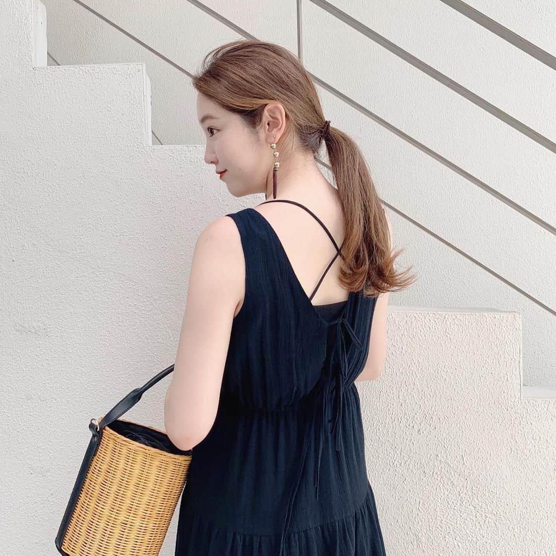 mina hinokuchiのインスタグラム：「. こうやって後ろが開いてるお洋服や 透け感あるお洋服には 何でもコードストラップキャミ！✨ . この華奢な紐がチラッと見せるのが 何とも可愛い〜♡ 肩紐調整可能でパットも入ってます！ これは全色getの予感、、✨ . . #whoswhochico #salonbychico #フーズフーチコ　#チコ　#コードストラップパット付きリブキャミ  #ティアードワンピース #ワンピはオンラインストア限定　#chico_web限定」