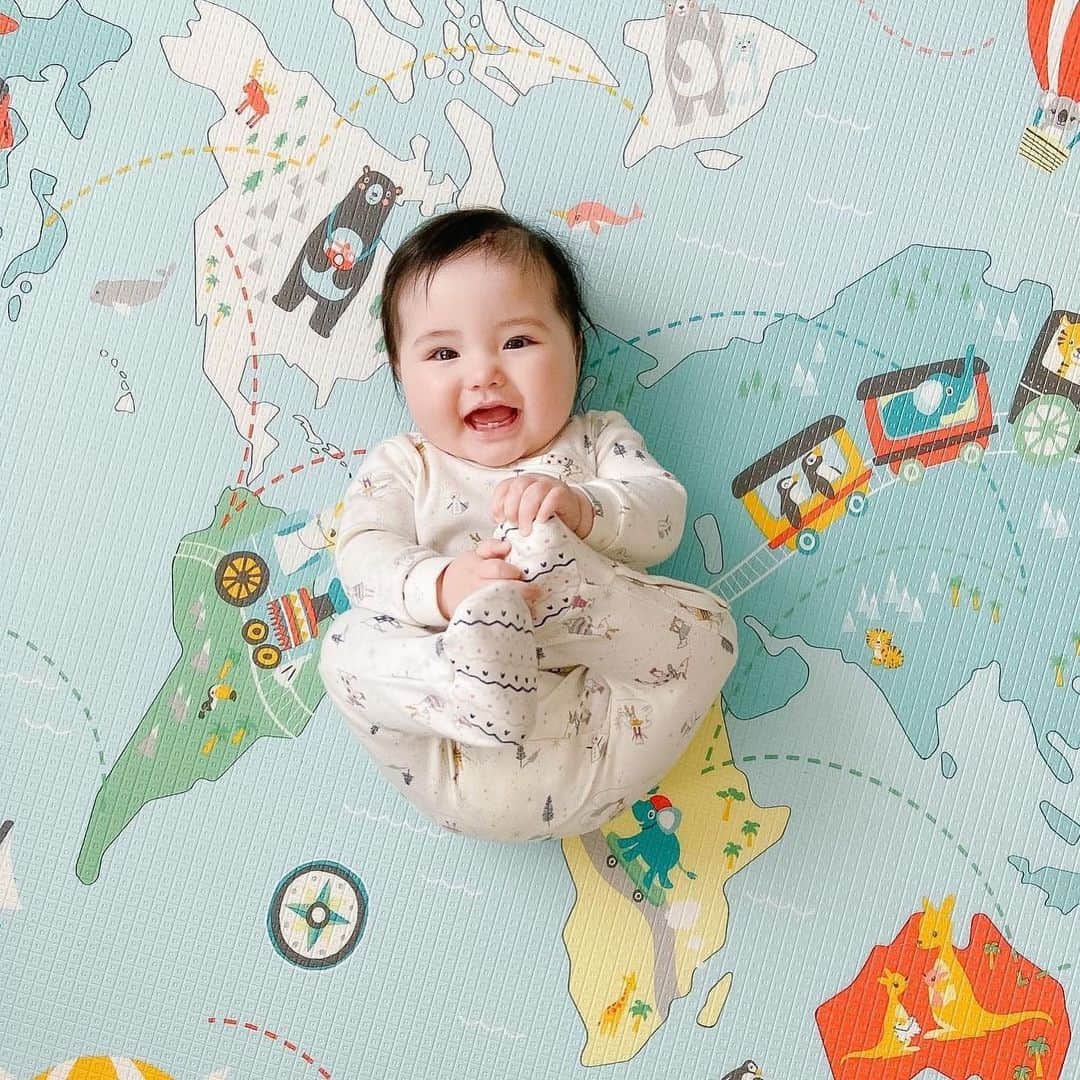 Skip Hopさんのインスタグラム写真 - (Skip HopInstagram)「Time to explore! 🌎 Perfect for playtime adventures, this Reversible Playmat flips from a kid-friendly travel pattern to a modern décor print for two-in-one fun! 📸:@lil.isla.james #indoorplay #travel #skiphop」5月17日 10時02分 - skiphop