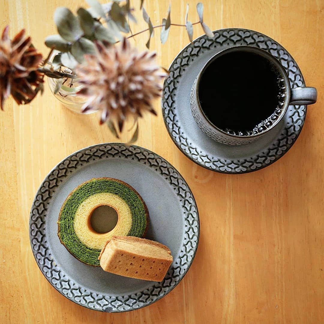 く～のインスタグラム：「おはようございます☀️ 昨日の冷たい雨から ムシムシの晴れ。  先日のコーヒー時間を。初めてショートブレッド作ってみました。バターの風味がきいてます。  2枚目は、懐かしいやつ。夫が買ってきてくれました。大きい！  最近無性にザクザクゴリコリしたスコーンが食べたい。あのソフトなしっとり系じゃなく、全粒粉のザクザクしたやつ。近くになかなか売ってません。 #おうち時間 #おうち喫茶 #おうちで過ごそう #おうちカフェ #コーヒー #バウムクーヘン #ショートブレッド #お菓子 #おやつ #コーヒーのある暮らし #珈琲 #北欧食器 #coffee #sweets #sweetooth #dessert #delicious #yummy #igersjp #tokyocameraclub」