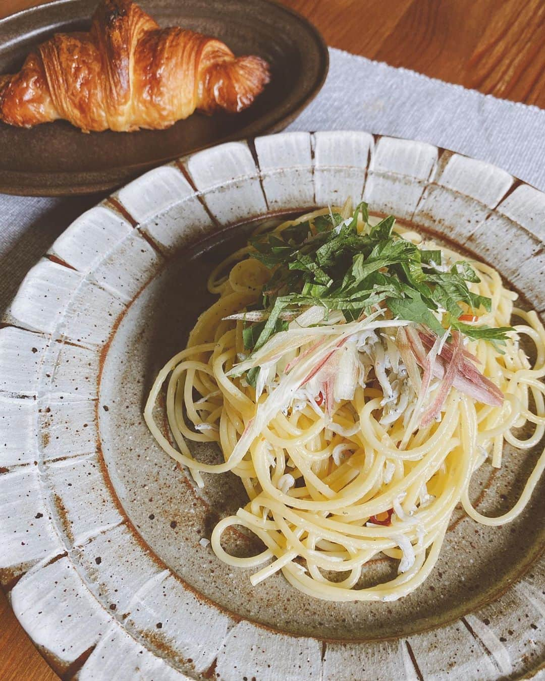 吉田沙世さんのインスタグラム写真 - (吉田沙世Instagram)「暖かくなると段々さっぱりしたものが食べたくなる😋  いつかのお昼と晩ご飯🍽 ・しらすとミョウガ大葉のペペロンチーノ ・豚冷しゃぶ ・生春巻き ・ささみピリ辛きゅうり  自然と身体が求めるものが変わる 季節になってきたね お皿は @yuyujin1985 さん🥢 #foodmemo」5月17日 10時05分 - sayobaby