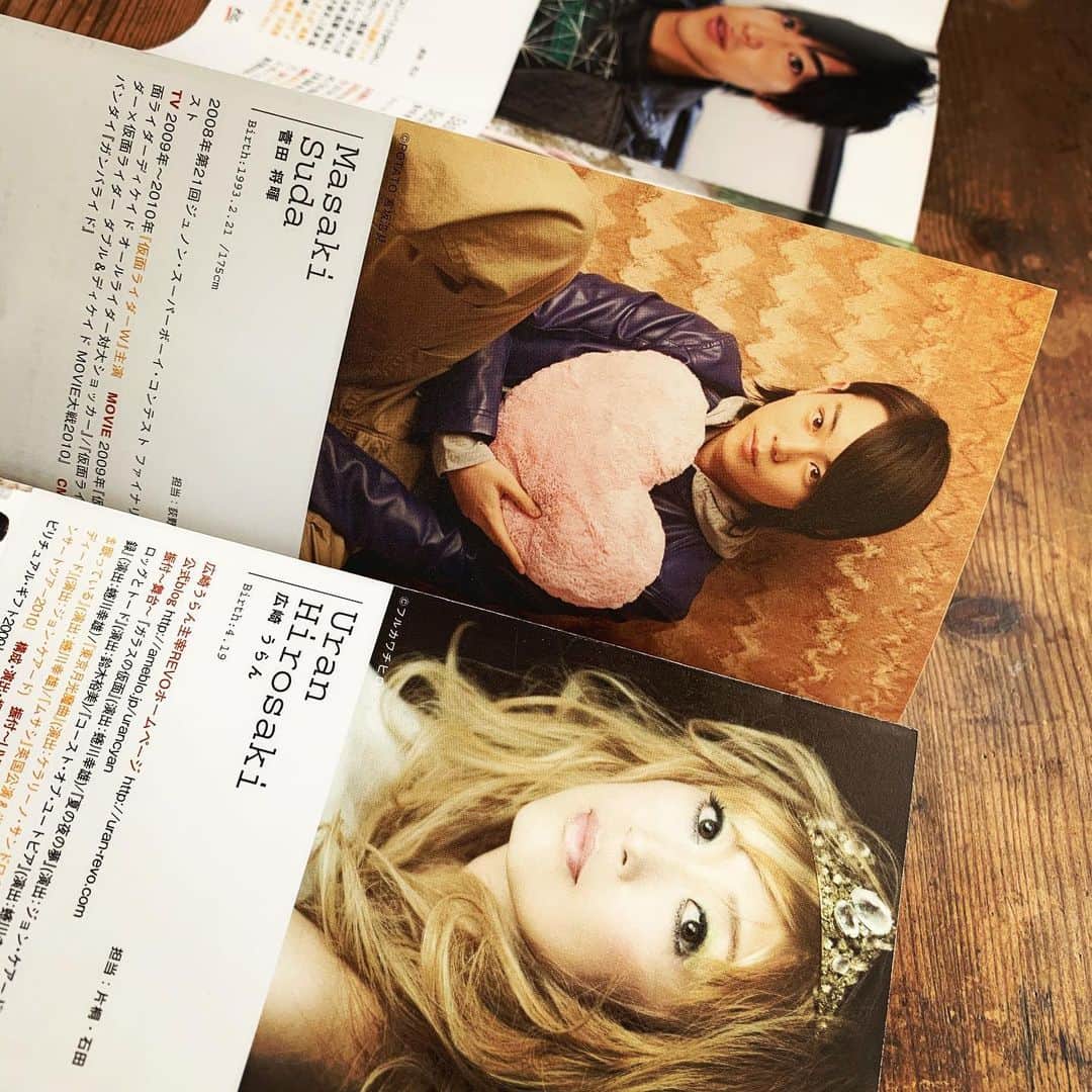 広崎うらんのインスタグラム：「色々整理してたら懐かしいかつての事務所のパンフが出てきた。菅田将暉ぴちぴちしてます😆✨向こうに見えるは近年ドラマや舞台での活躍が嬉しい大東駿介👍✨他にも事務所変わっても皆んな凄え活躍してて嬉しい❣️😘」