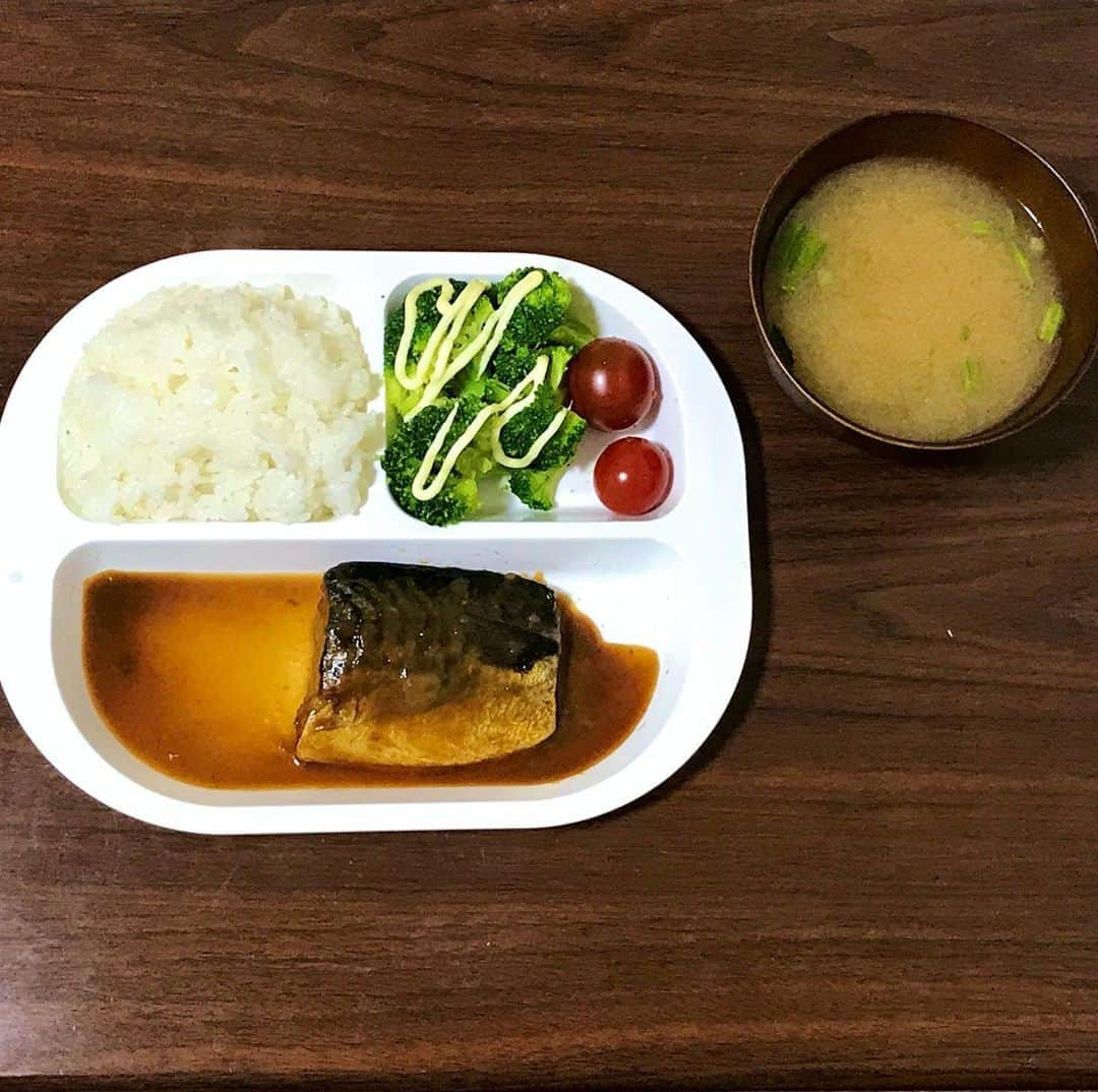 寺田浩子さんのインスタグラム写真 - (寺田浩子Instagram)「おはようございます〜🌞 さばの味噌煮 ブロッコリー ミニトマト  今日も頑張るぞー！  #朝ごはん #朝ごはんプレート #今日はヨガの日」5月17日 10時10分 - hiroko.2019