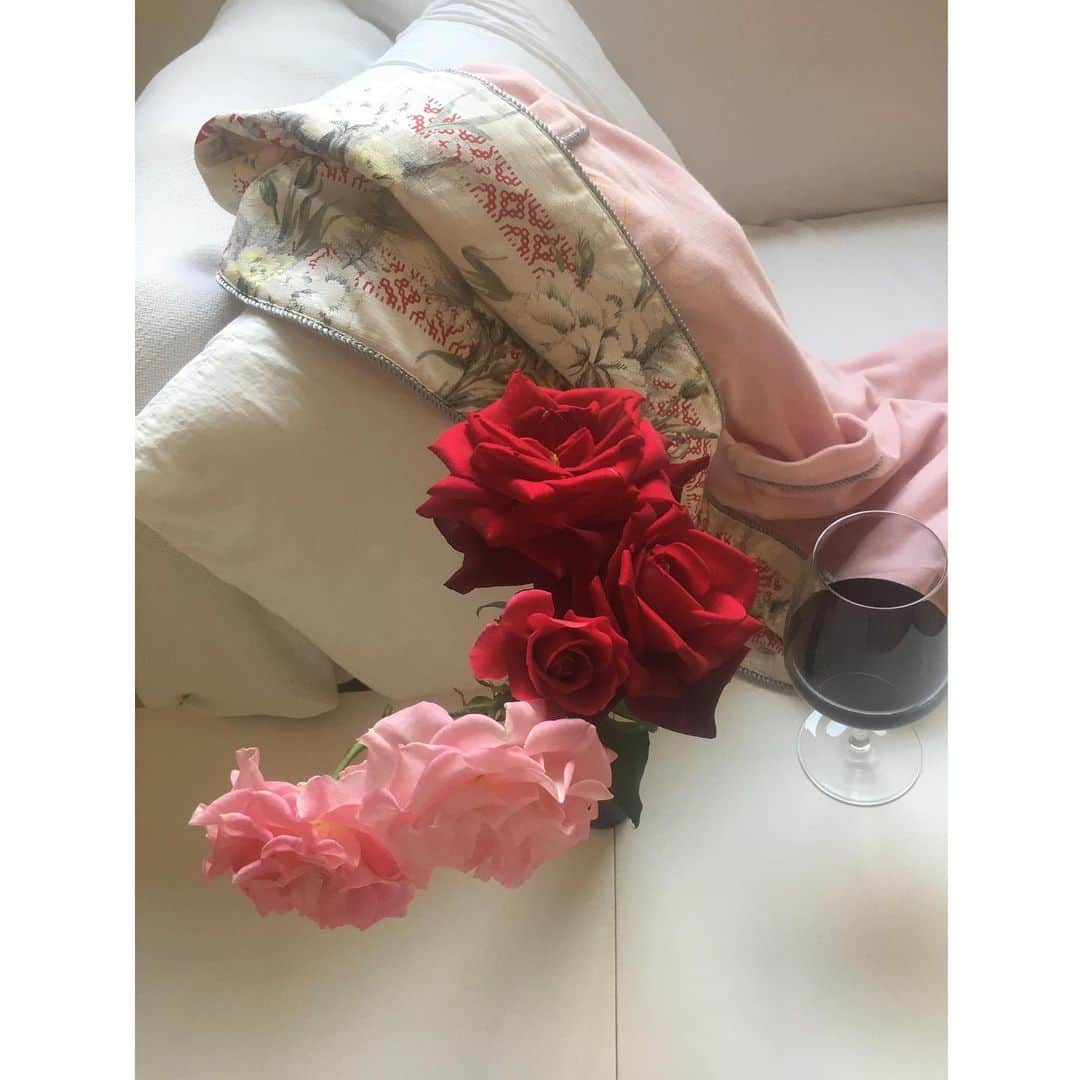 Sachiko Omoriのインスタグラム：「#Saturday  Roses from my garden Heavenly robe by @madeshabille_official 🍷」